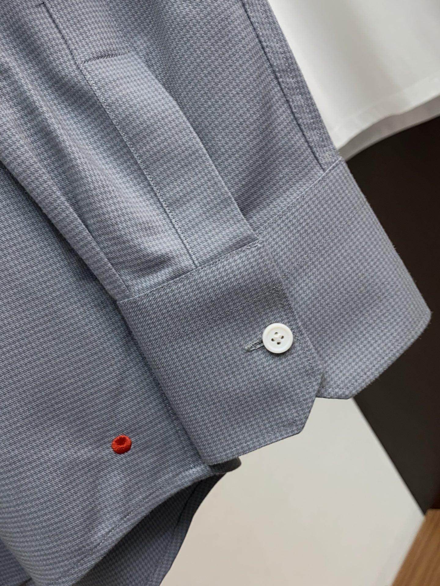 kiton 高端男士长袖衬衫，在追求品质与风格的同时品牌以其卓越的工艺和独特的设计理念，再次引领潮流前沿