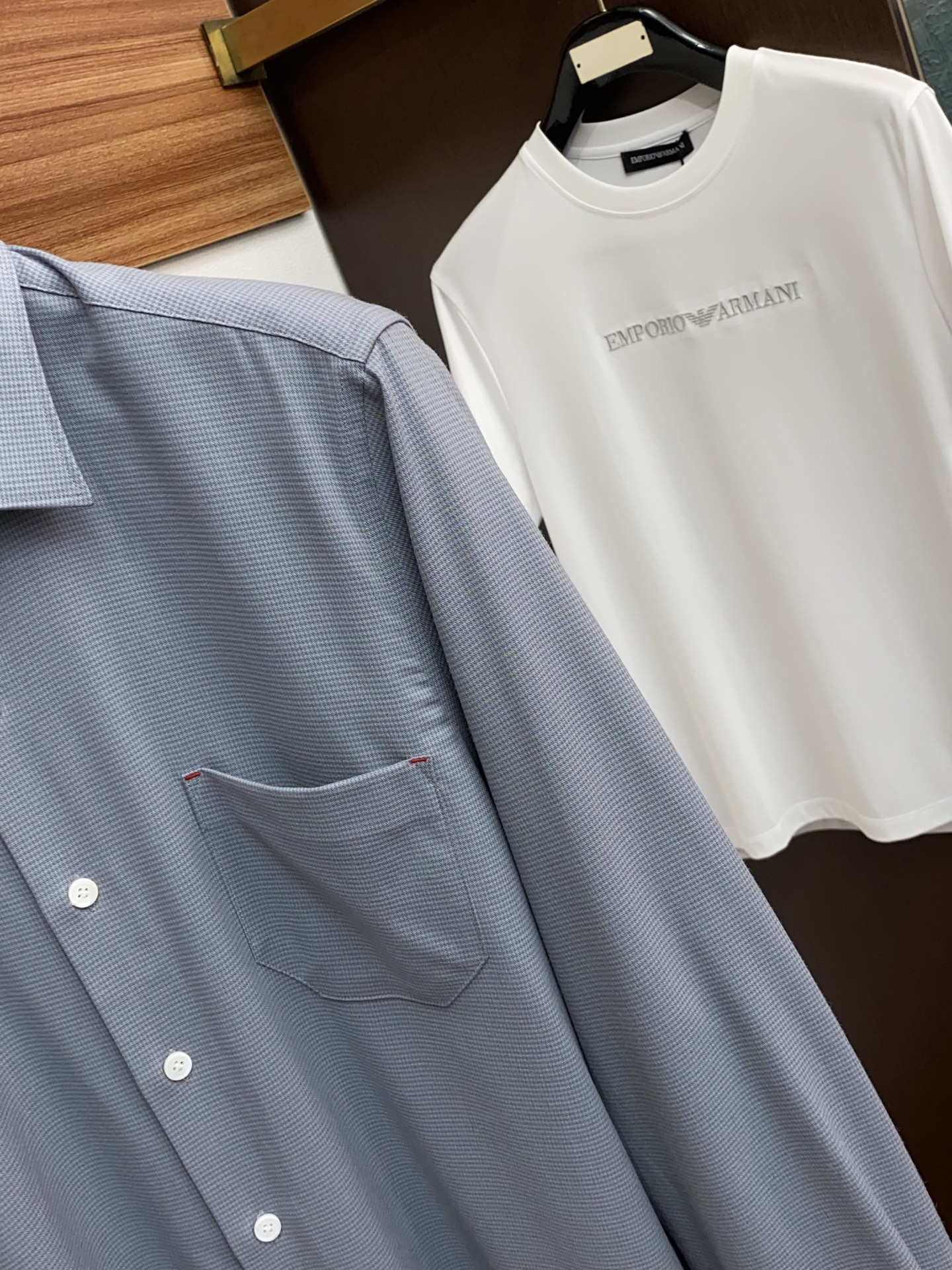 kiton 高端男士长袖衬衫，在追求品质与风格的同时品牌以其卓越的工艺和独特的设计理念，再次引领潮流前沿