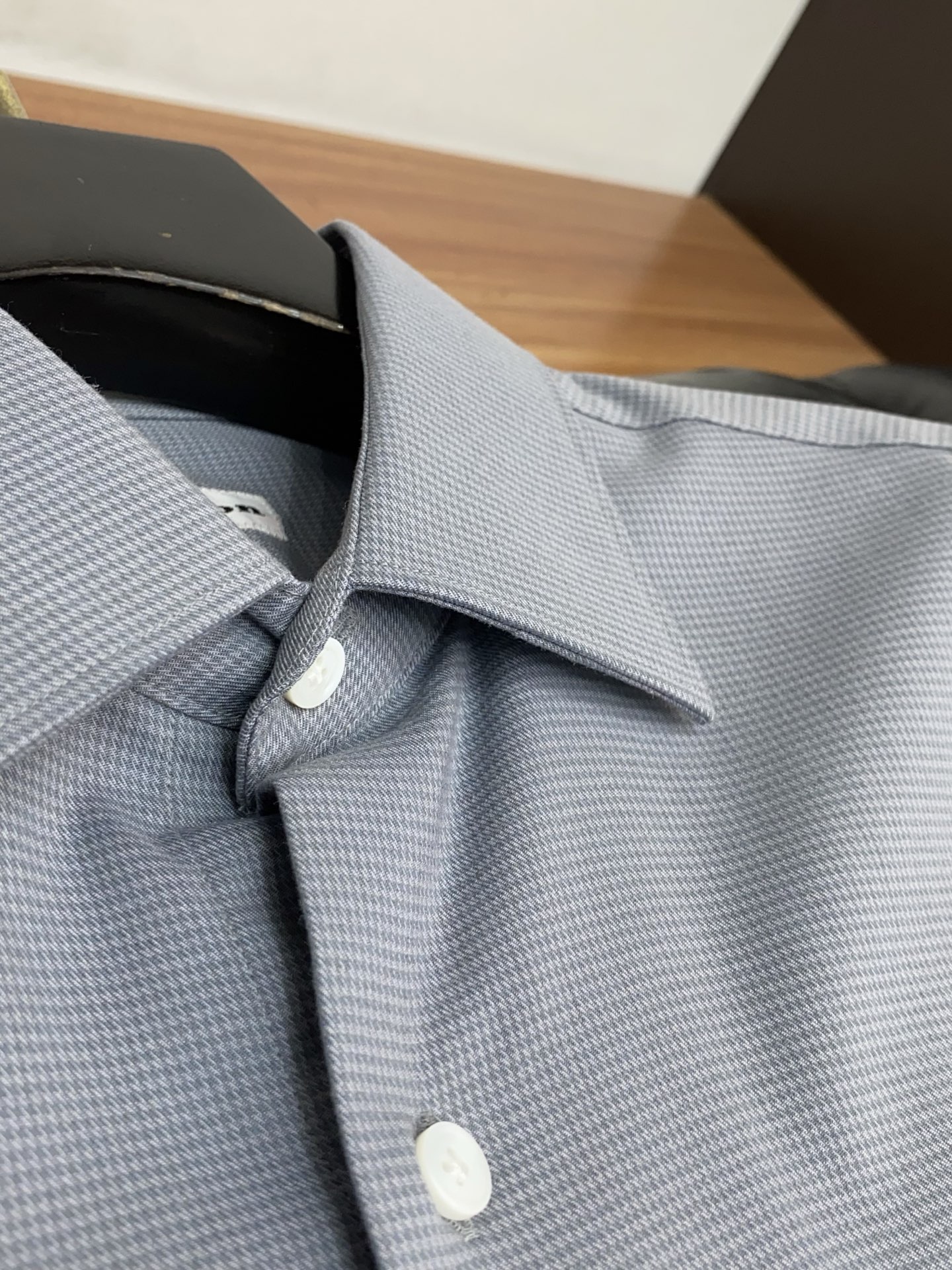 kiton 高端男士长袖衬衫，在追求品质与风格的同时品牌以其卓越的工艺和独特的设计理念，再次引领潮流前沿