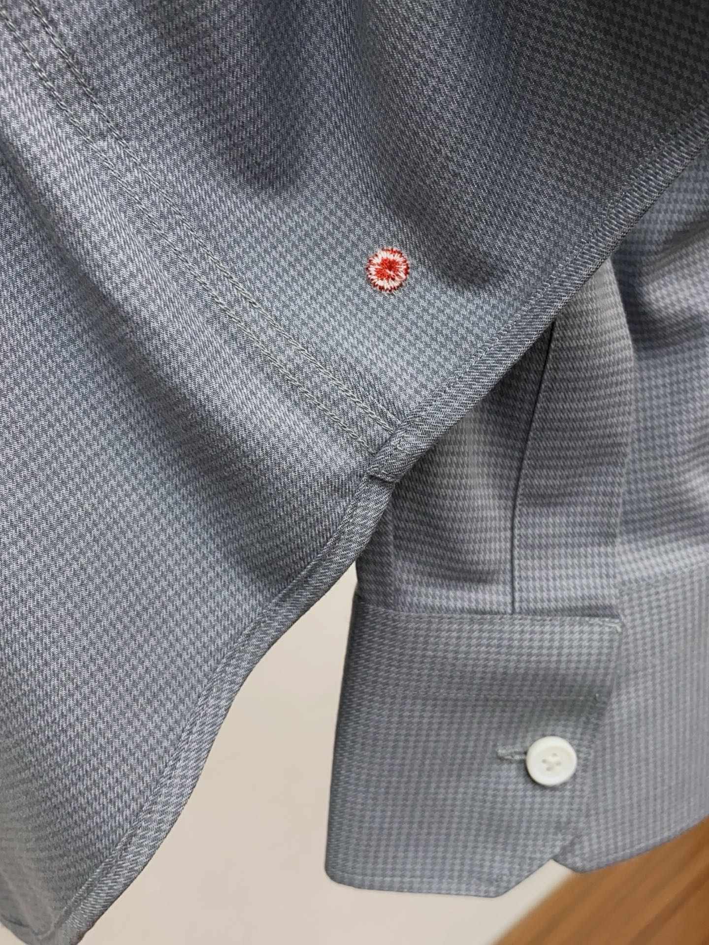 kiton 高端男士长袖衬衫，在追求品质与风格的同时品牌以其卓越的工艺和独特的设计理念，再次引领潮流前沿