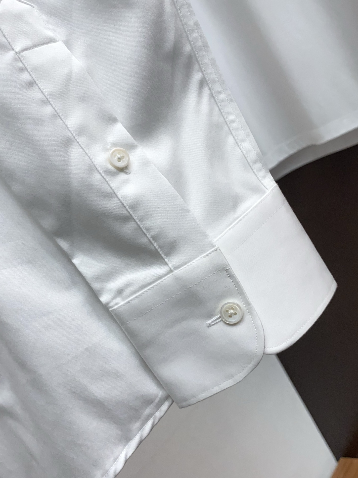 杰尼亚 高端男士长袖衬衫，在追求品质与风格的同时品牌以其卓越的工艺和独特的设计理念，再次引领潮流前沿。这