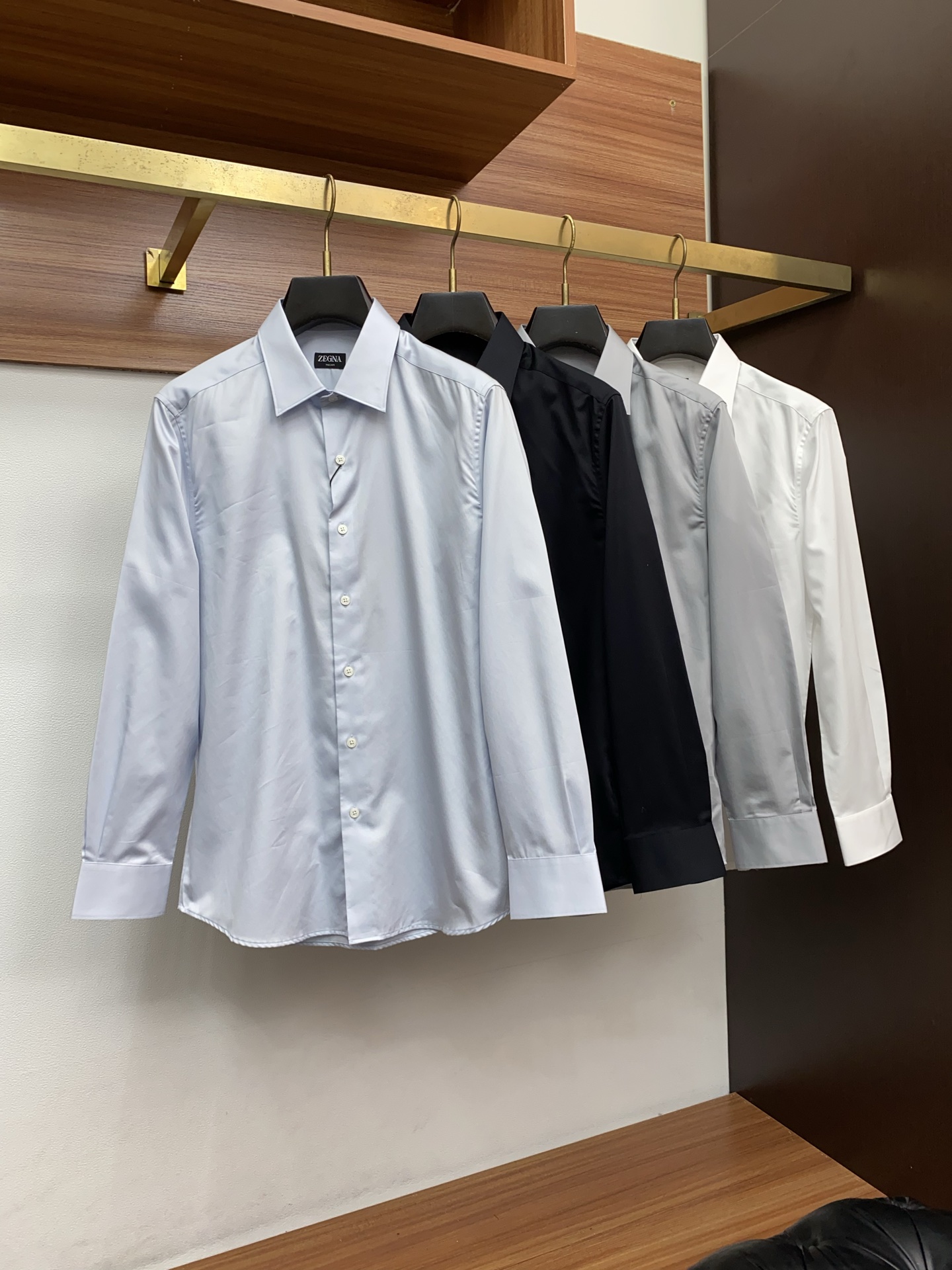 杰尼亚 高端男士长袖衬衫，在追求品质与风格的同时品牌以其卓越的工艺和独特的设计理念，再次引领潮流前沿。这