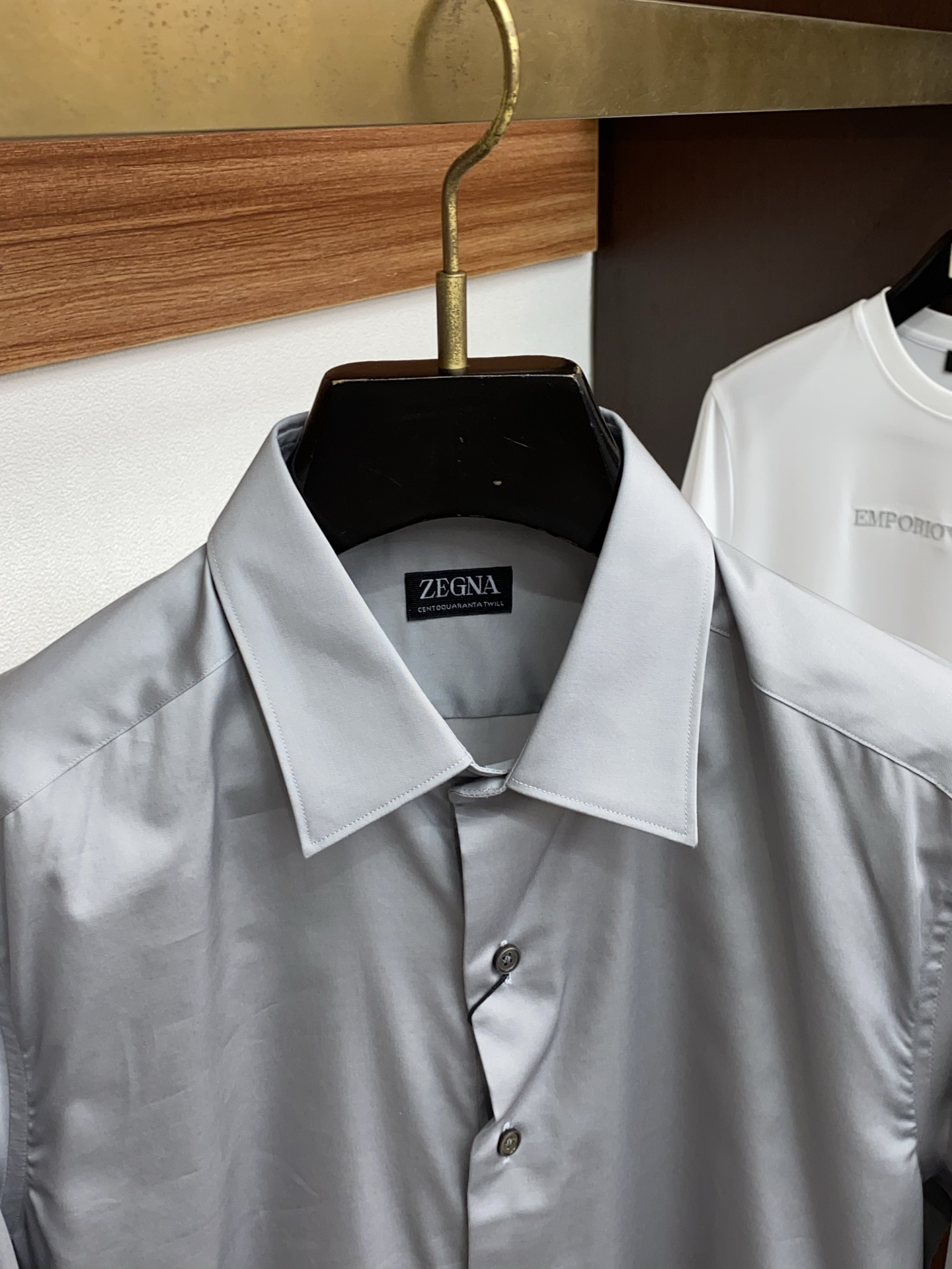 杰尼亚 高端男士长袖衬衫，在追求品质与风格的同时品牌以其卓越的工艺和独特的设计理念，再次引领潮流前沿。这