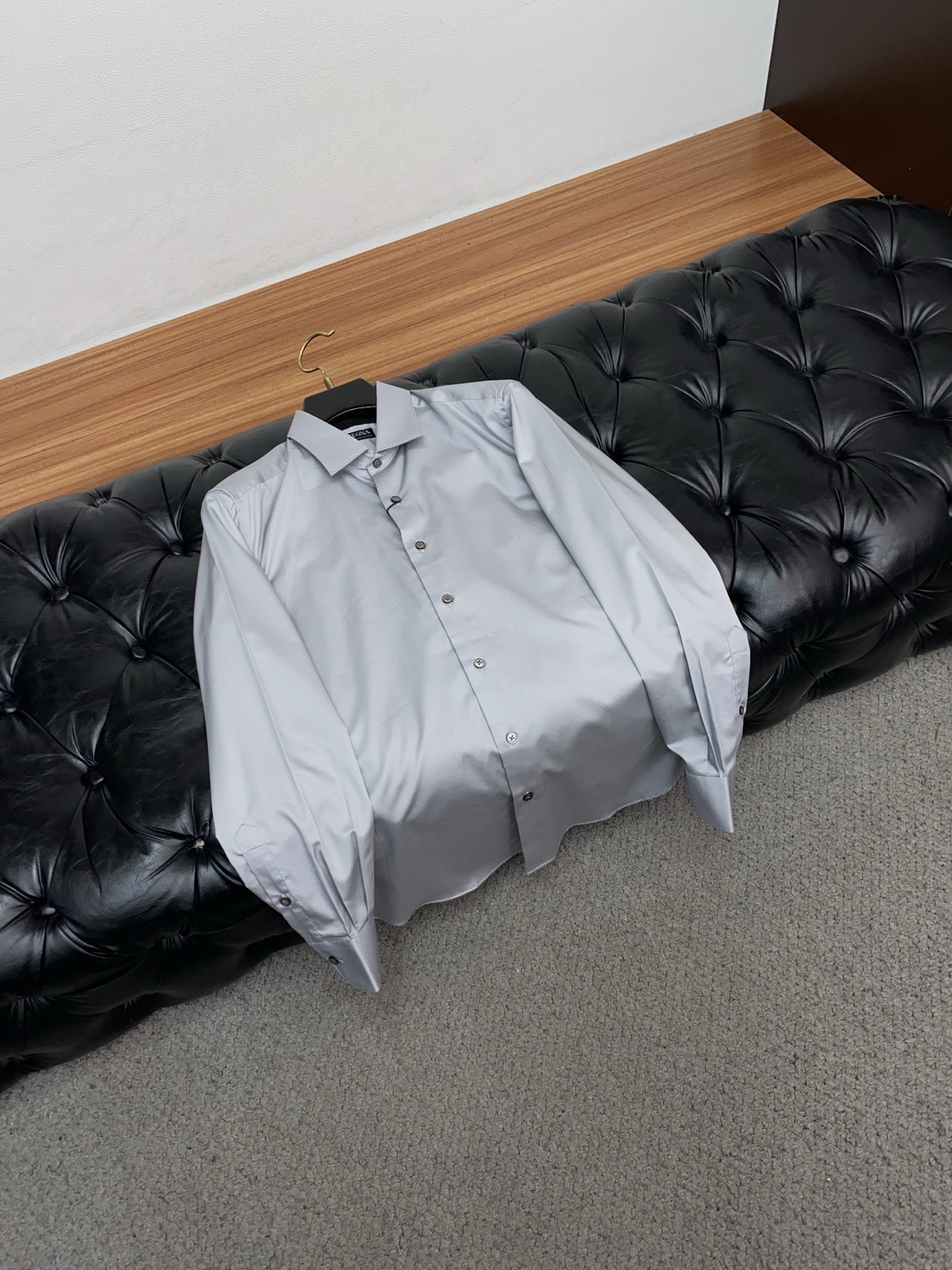 杰尼亚 高端男士长袖衬衫，在追求品质与风格的同时品牌以其卓越的工艺和独特的设计理念，再次引领潮流前沿。这