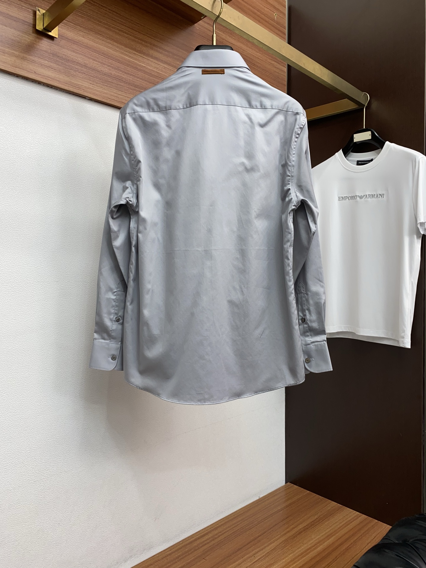 杰尼亚 高端男士长袖衬衫，在追求品质与风格的同时品牌以其卓越的工艺和独特的设计理念，再次引领潮流前沿。这