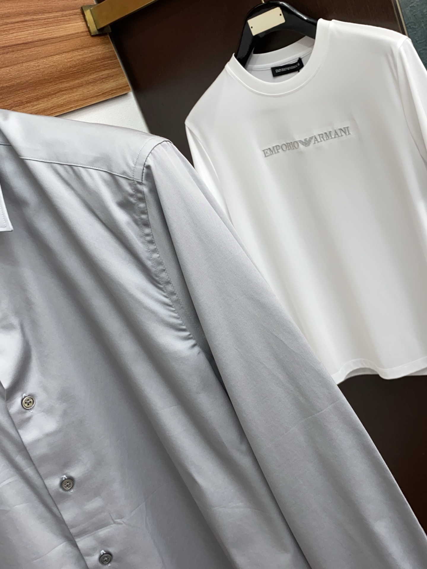 杰尼亚 高端男士长袖衬衫，在追求品质与风格的同时品牌以其卓越的工艺和独特的设计理念，再次引领潮流前沿。这