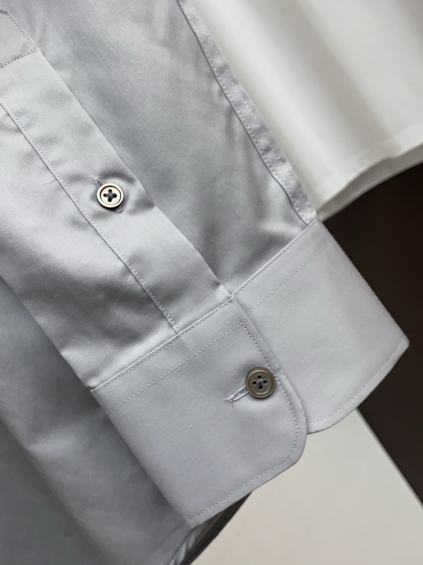 杰尼亚 高端男士长袖衬衫，在追求品质与风格的同时品牌以其卓越的工艺和独特的设计理念，再次引领潮流前沿。这