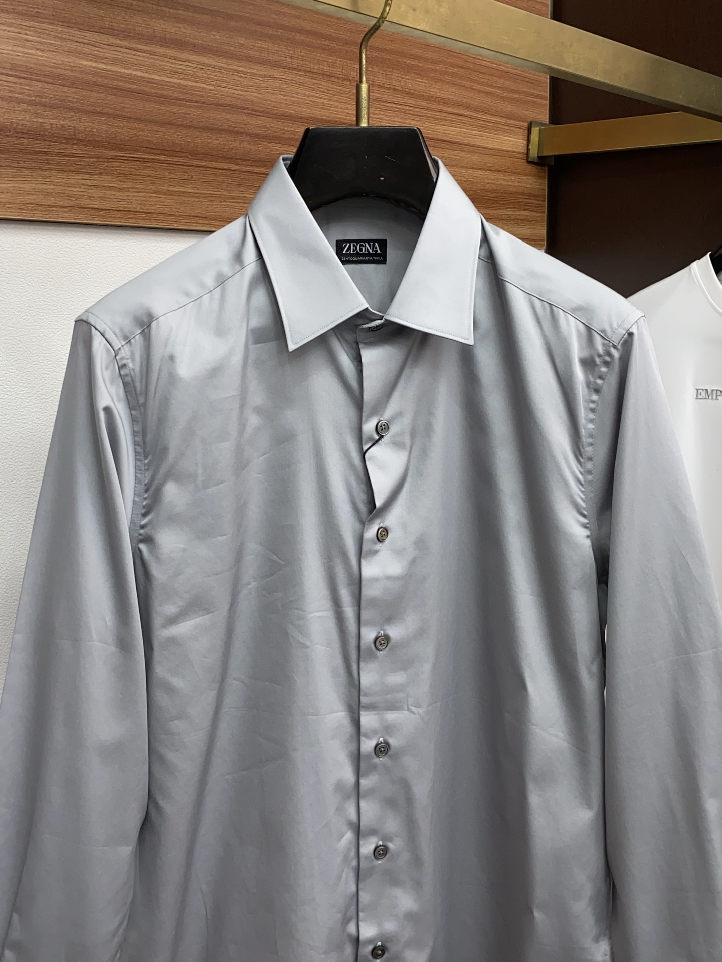 杰尼亚 高端男士长袖衬衫，在追求品质与风格的同时品牌以其卓越的工艺和独特的设计理念，再次引领潮流前沿。这