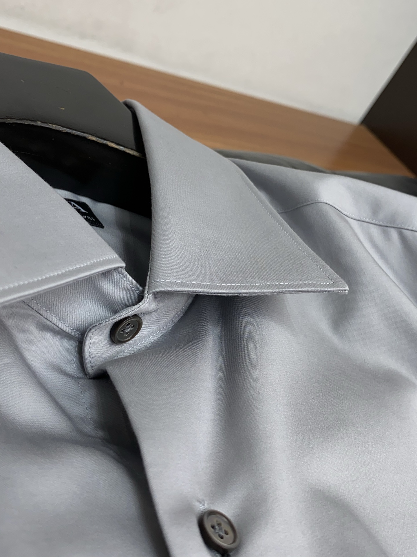 杰尼亚 高端男士长袖衬衫，在追求品质与风格的同时品牌以其卓越的工艺和独特的设计理念，再次引领潮流前沿。这