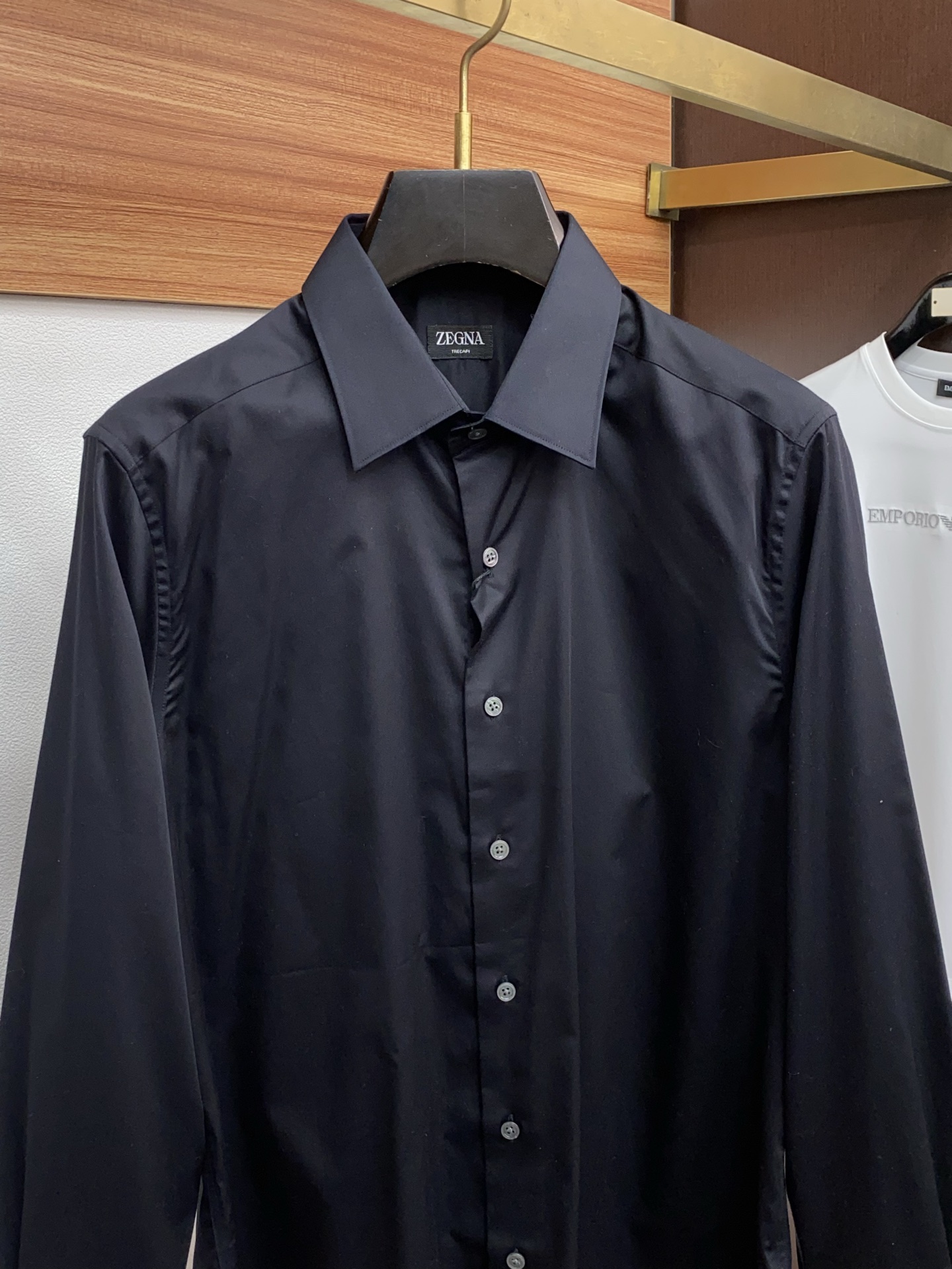 杰尼亚 高端男士长袖衬衫，在追求品质与风格的同时品牌以其卓越的工艺和独特的设计理念，再次引领潮流前沿。这