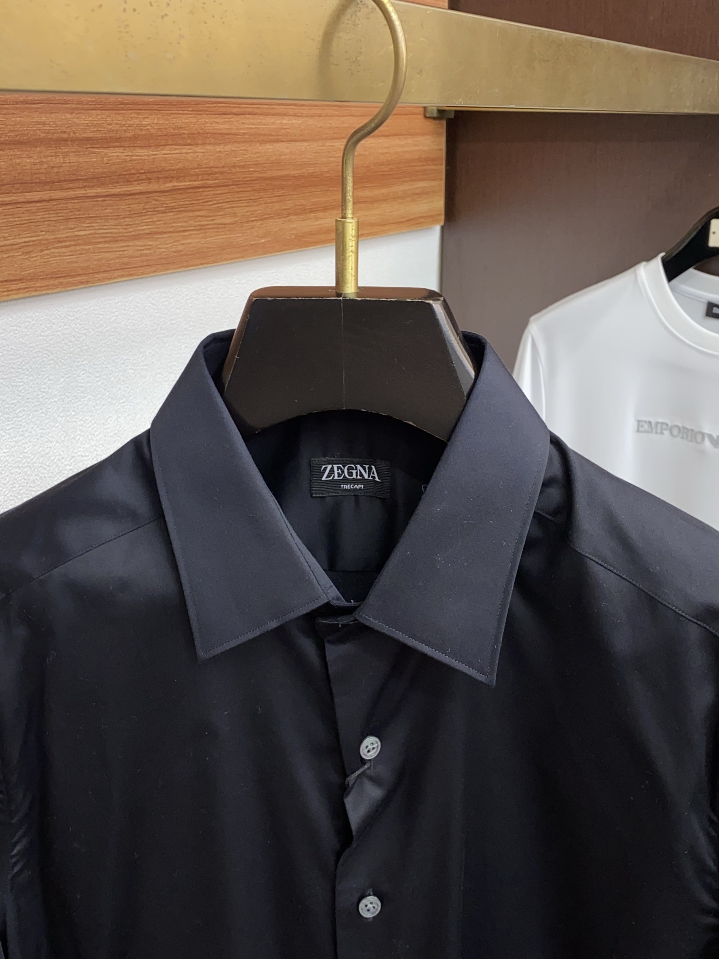 杰尼亚 高端男士长袖衬衫，在追求品质与风格的同时品牌以其卓越的工艺和独特的设计理念，再次引领潮流前沿。这