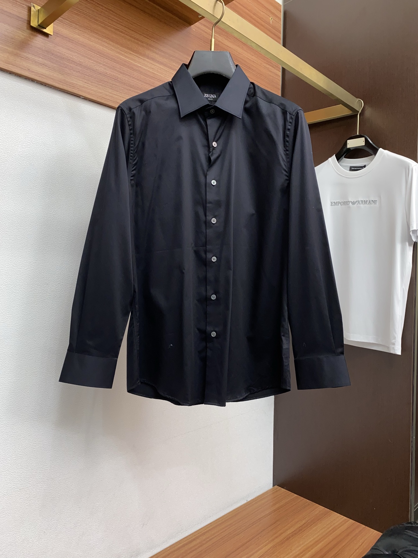 杰尼亚 高端男士长袖衬衫，在追求品质与风格的同时品牌以其卓越的工艺和独特的设计理念，再次引领潮流前沿。这