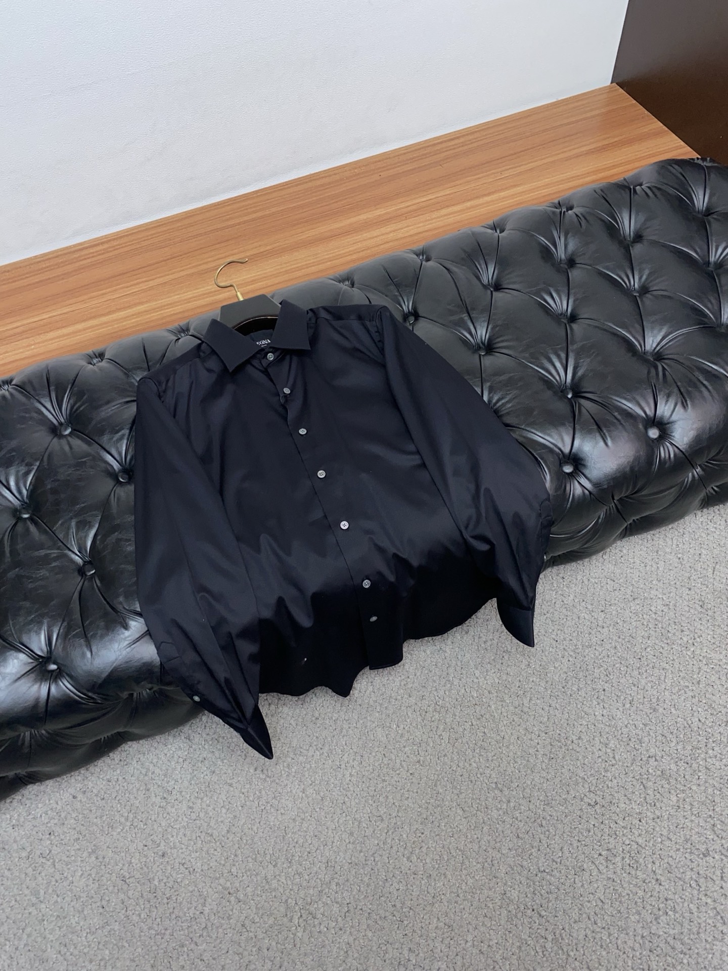 杰尼亚 高端男士长袖衬衫，在追求品质与风格的同时品牌以其卓越的工艺和独特的设计理念，再次引领潮流前沿。这