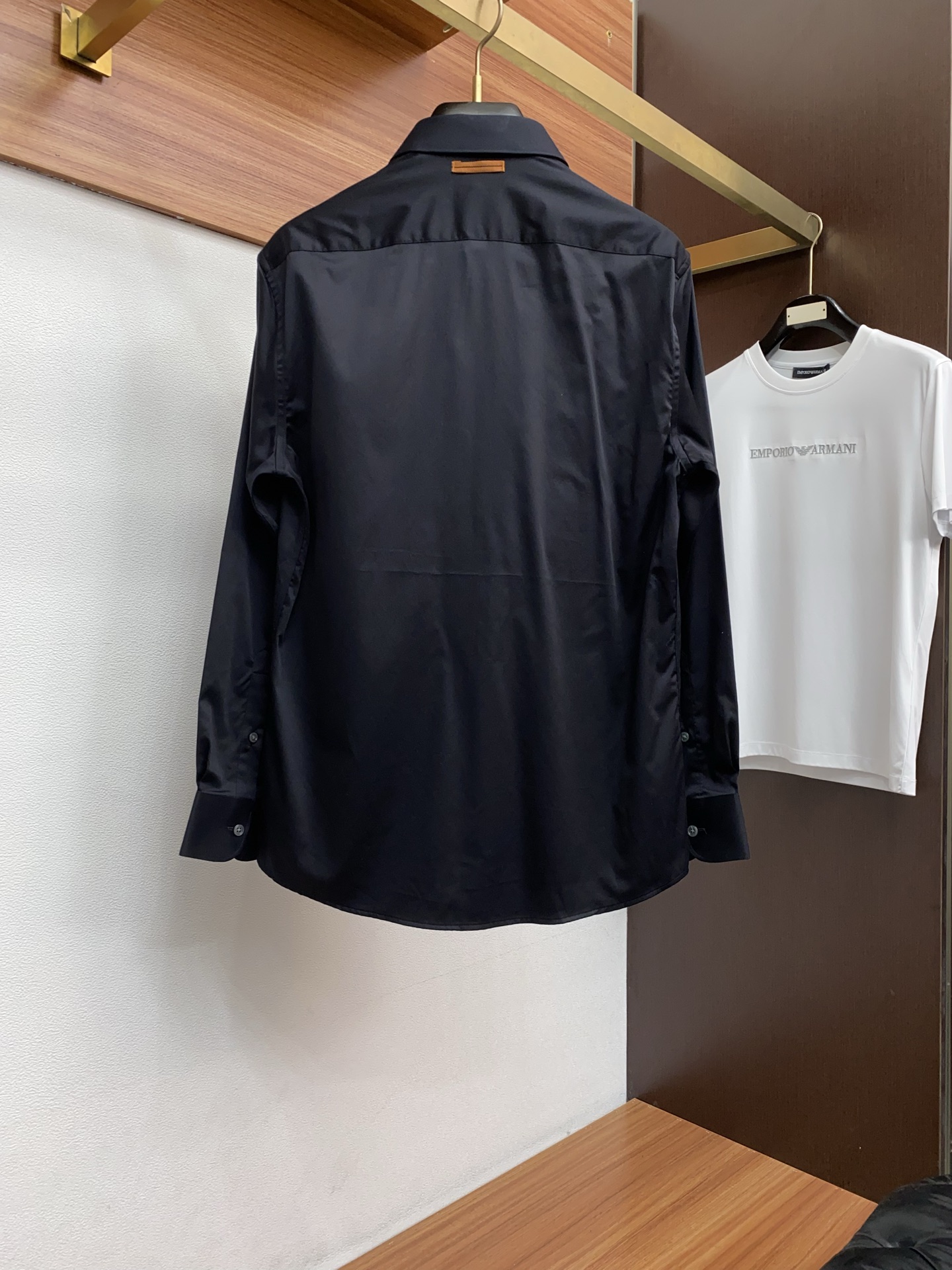 杰尼亚 高端男士长袖衬衫，在追求品质与风格的同时品牌以其卓越的工艺和独特的设计理念，再次引领潮流前沿。这