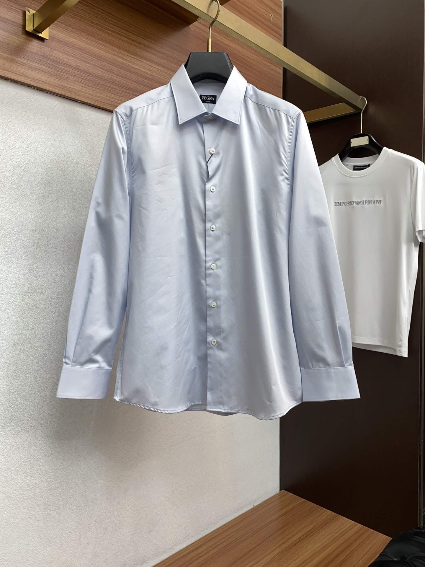 杰尼亚 高端男士长袖衬衫，在追求品质与风格的同时品牌以其卓越的工艺和独特的设计理念，再次引领潮流前沿。这