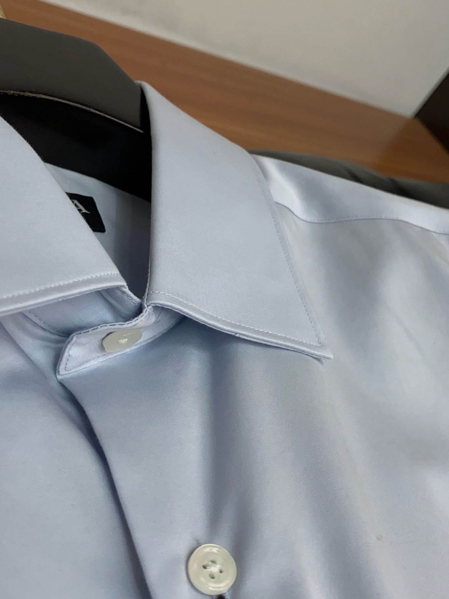 杰尼亚 高端男士长袖衬衫，在追求品质与风格的同时品牌以其卓越的工艺和独特的设计理念，再次引领潮流前沿。这