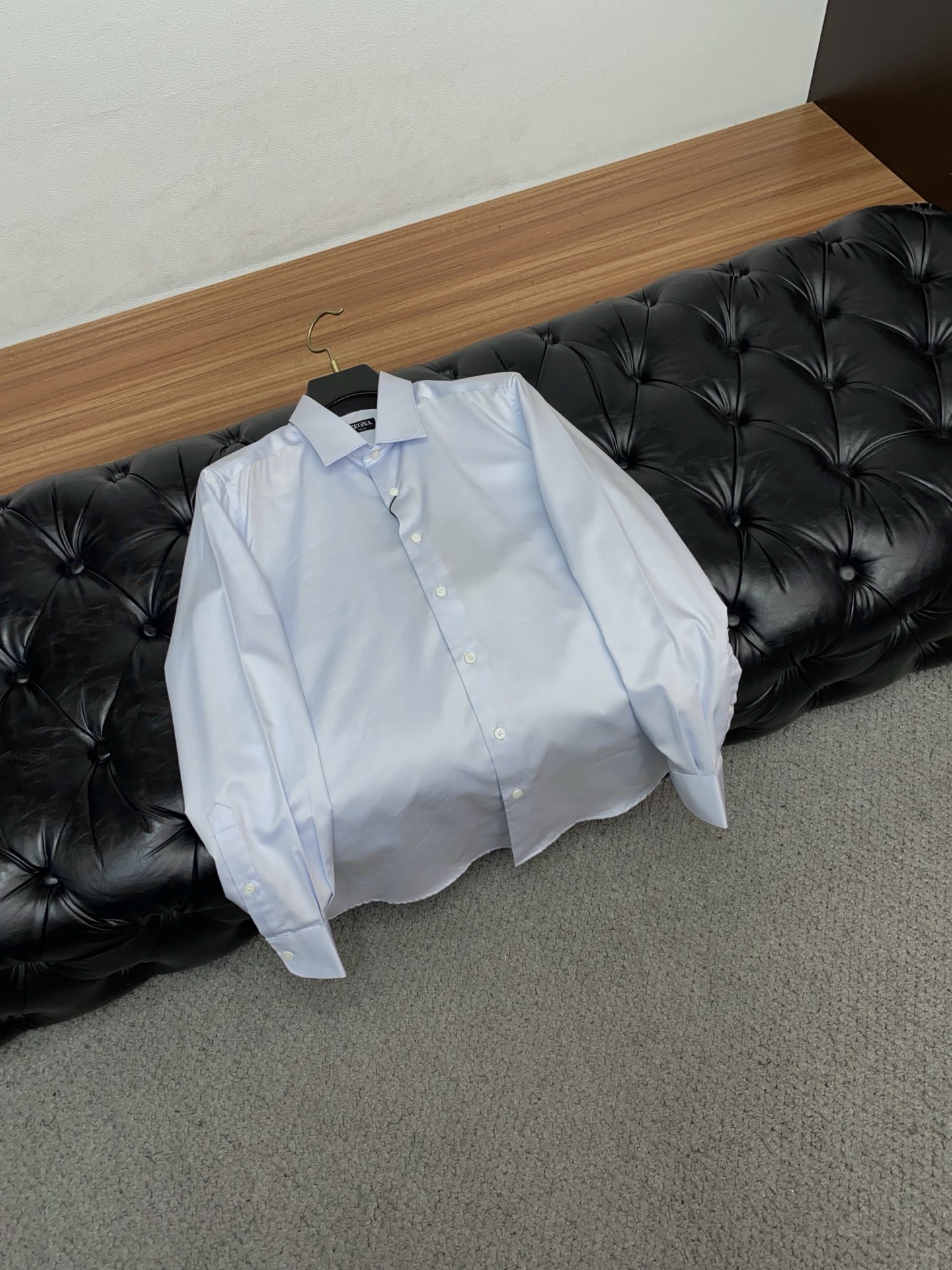 杰尼亚 高端男士长袖衬衫，在追求品质与风格的同时品牌以其卓越的工艺和独特的设计理念，再次引领潮流前沿。这