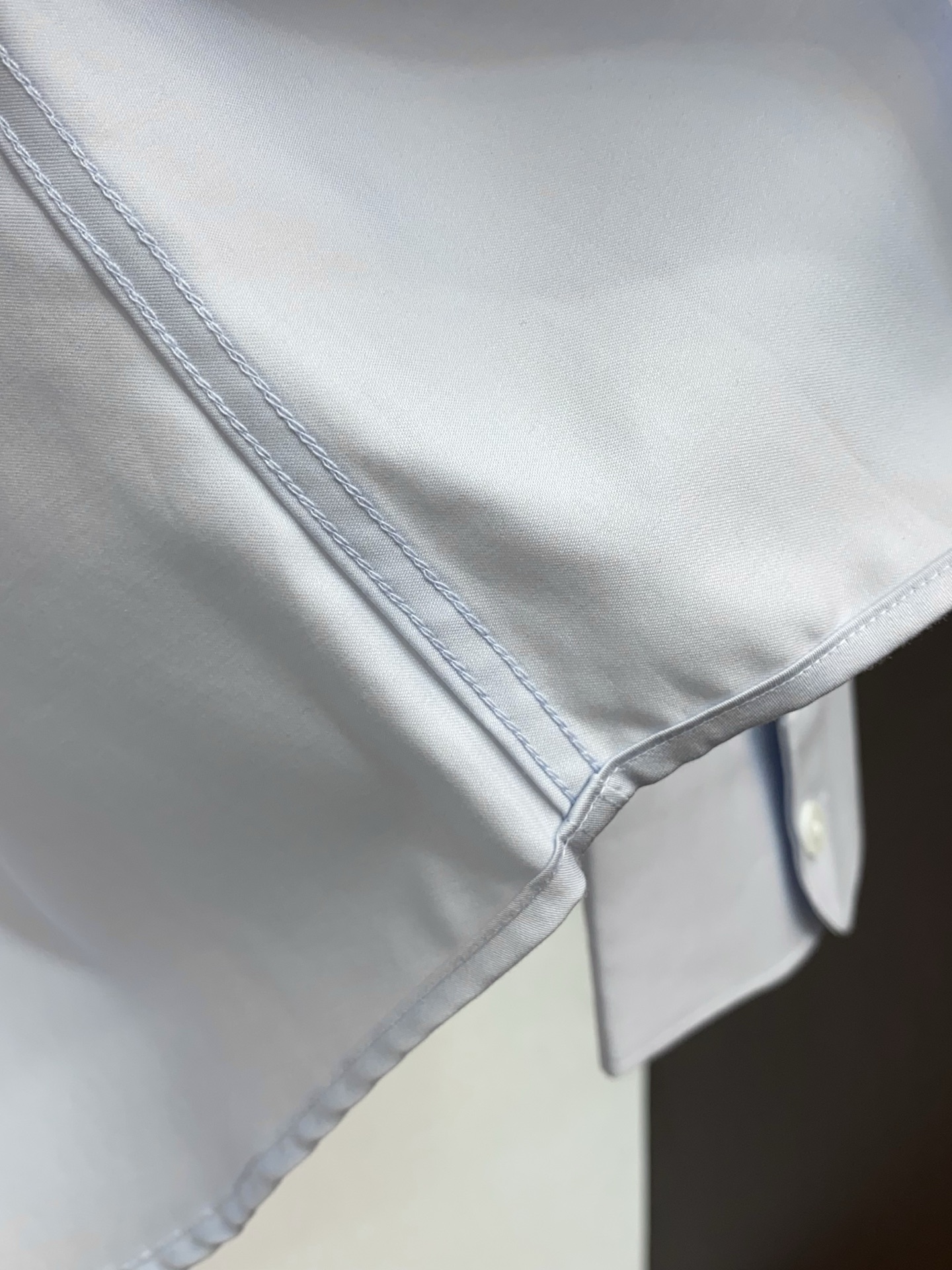 杰尼亚 高端男士长袖衬衫，在追求品质与风格的同时品牌以其卓越的工艺和独特的设计理念，再次引领潮流前沿。这