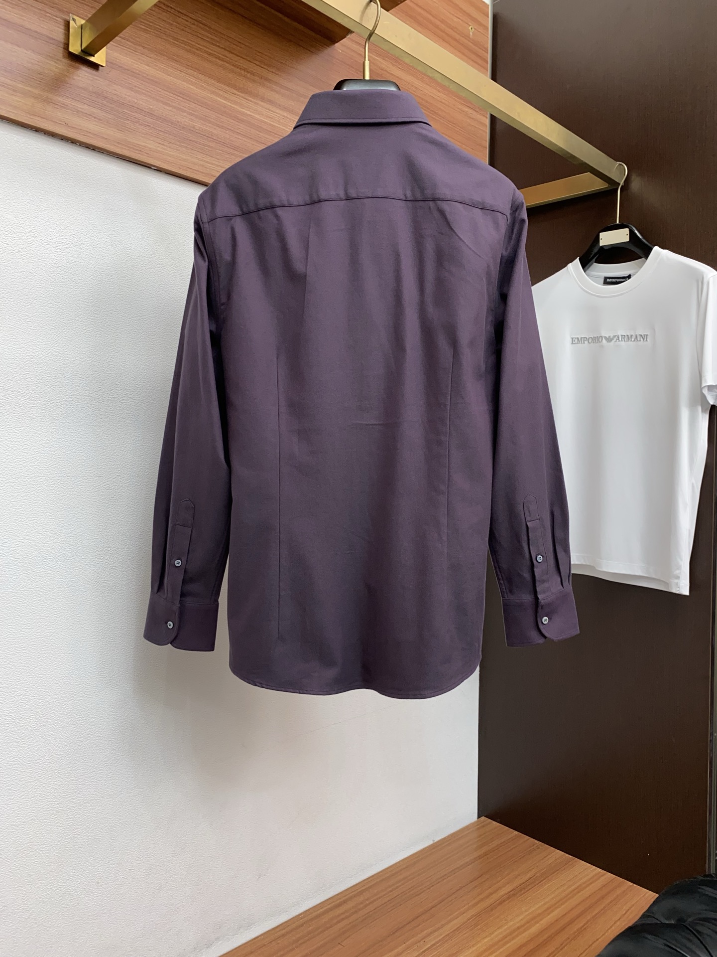 BC 高端男士长袖衬衫，在追求品质与风格的同时品牌以其卓越的工艺和独特的设计理念，再次引领潮流前沿。这款