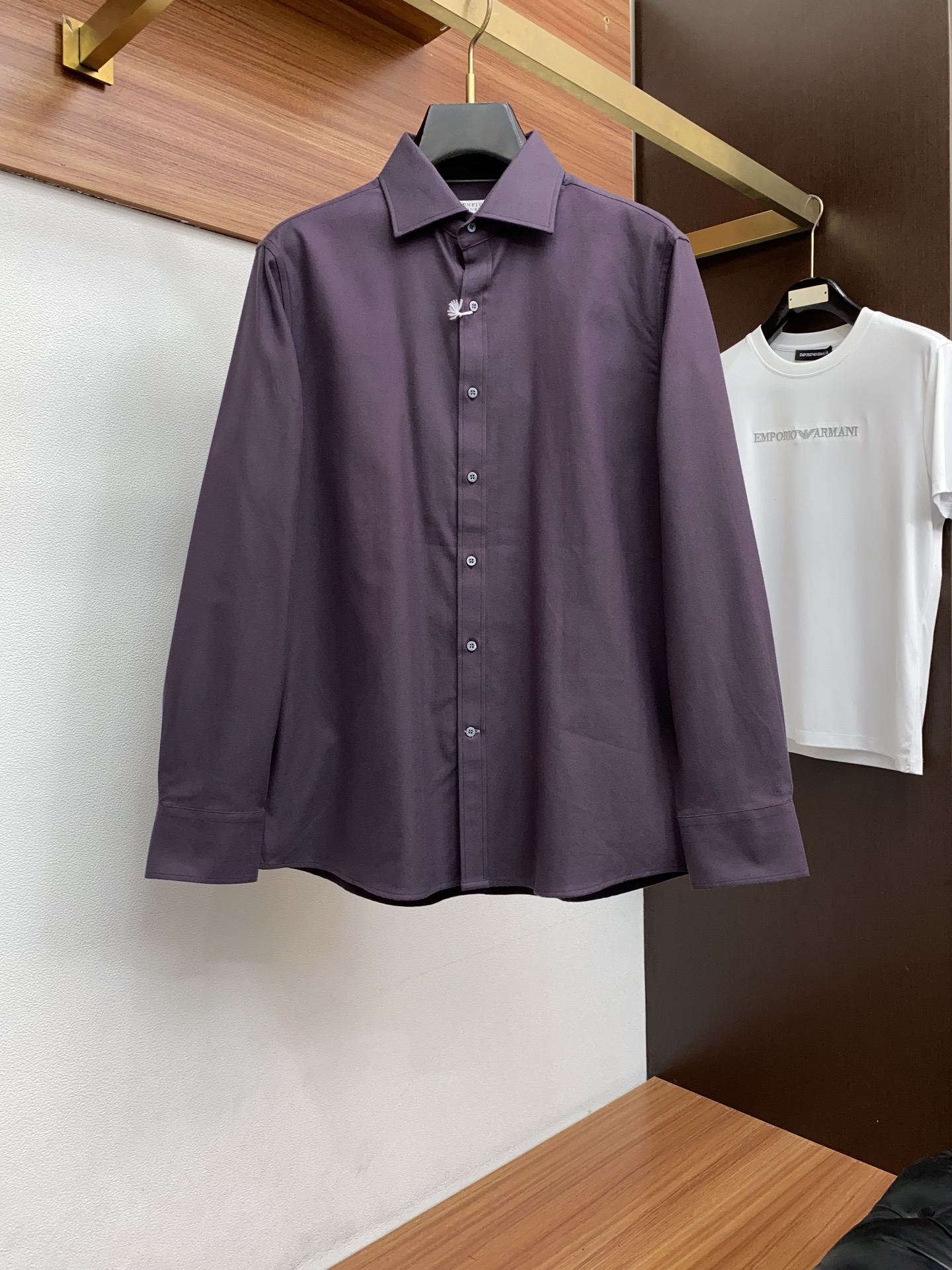 BC 高端男士长袖衬衫，在追求品质与风格的同时品牌以其卓越的工艺和独特的设计理念，再次引领潮流前沿。这款