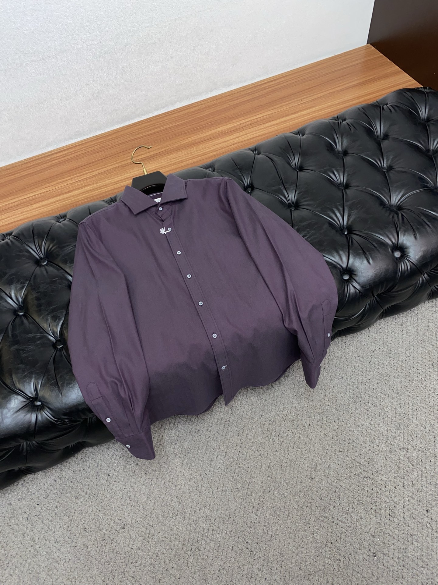 BC 高端男士长袖衬衫，在追求品质与风格的同时品牌以其卓越的工艺和独特的设计理念，再次引领潮流前沿。这款