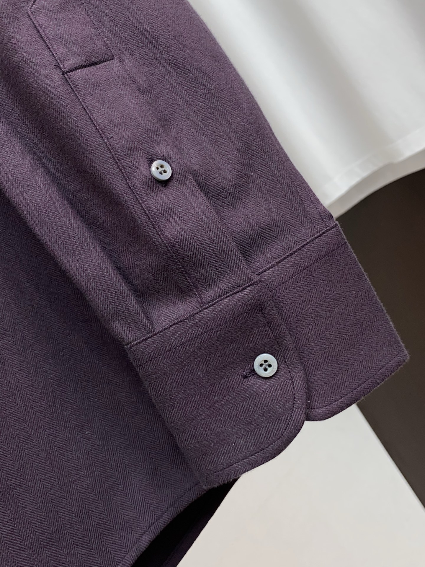 BC 高端男士长袖衬衫，在追求品质与风格的同时品牌以其卓越的工艺和独特的设计理念，再次引领潮流前沿。这款