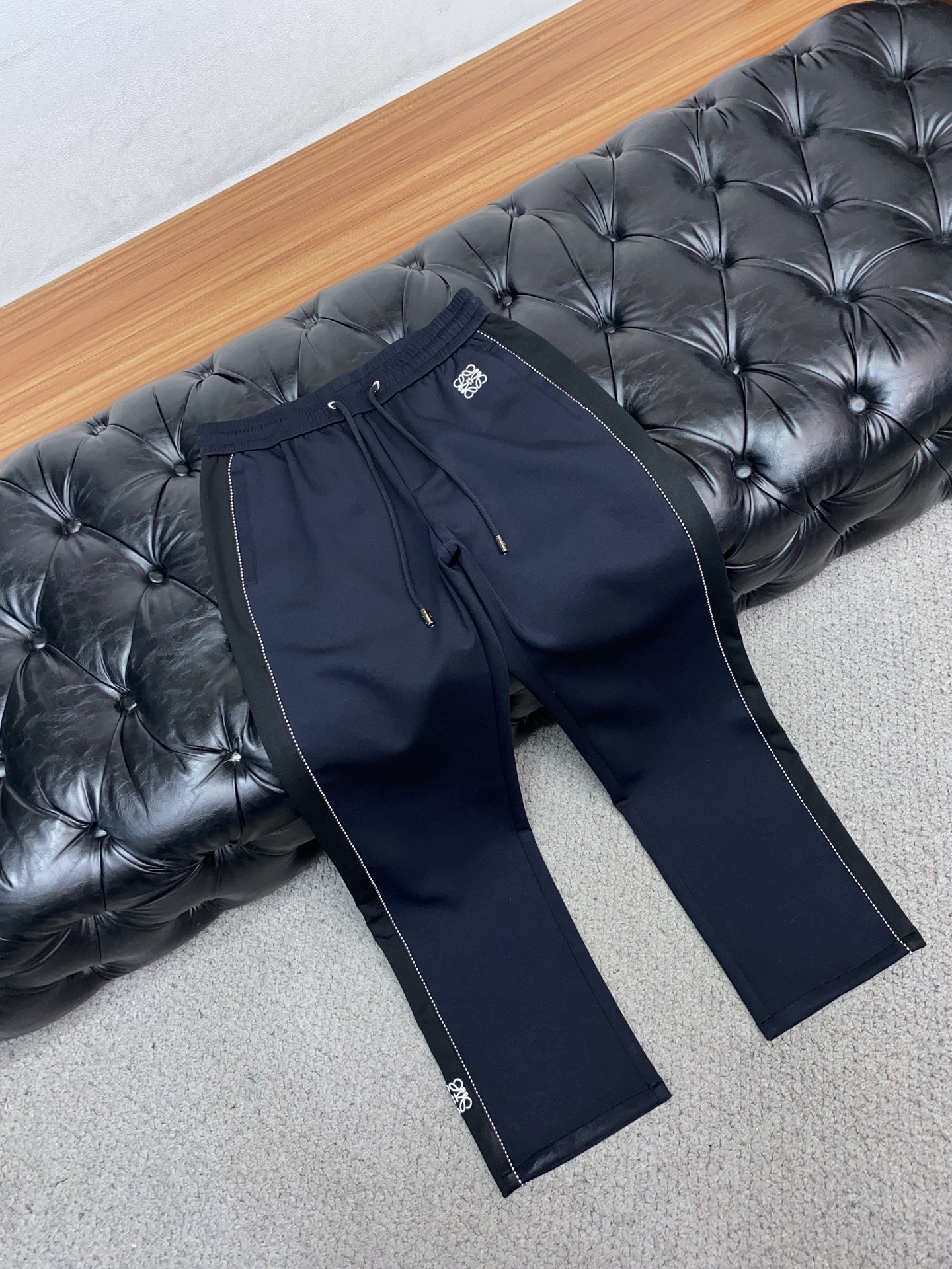 🌾 罗意威 专柜新品同步上市。原单订制高品质时尚休闲裤。超级百搭款。独家定制面料，手感细腻柔软，贴身舒适