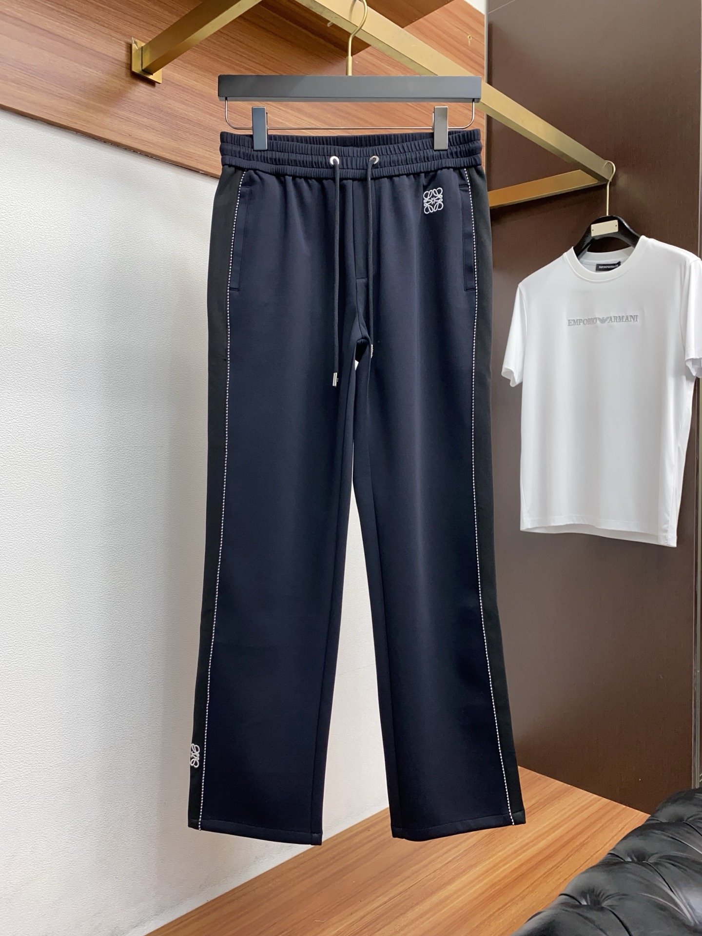 🌾 罗意威 专柜新品同步上市。原单订制高品质时尚休闲裤。超级百搭款。独家定制面料，手感细腻柔软，贴身舒适