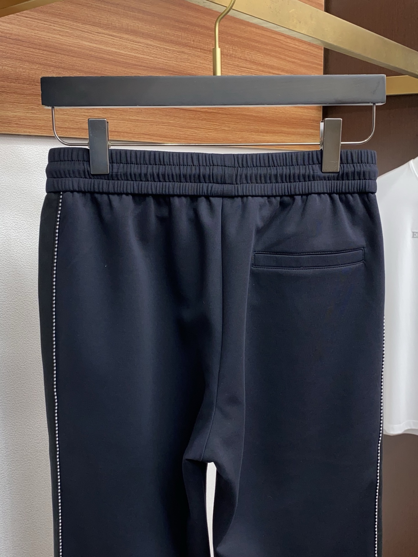 🌾 罗意威 专柜新品同步上市。原单订制高品质时尚休闲裤。超级百搭款。独家定制面料，手感细腻柔软，贴身舒适