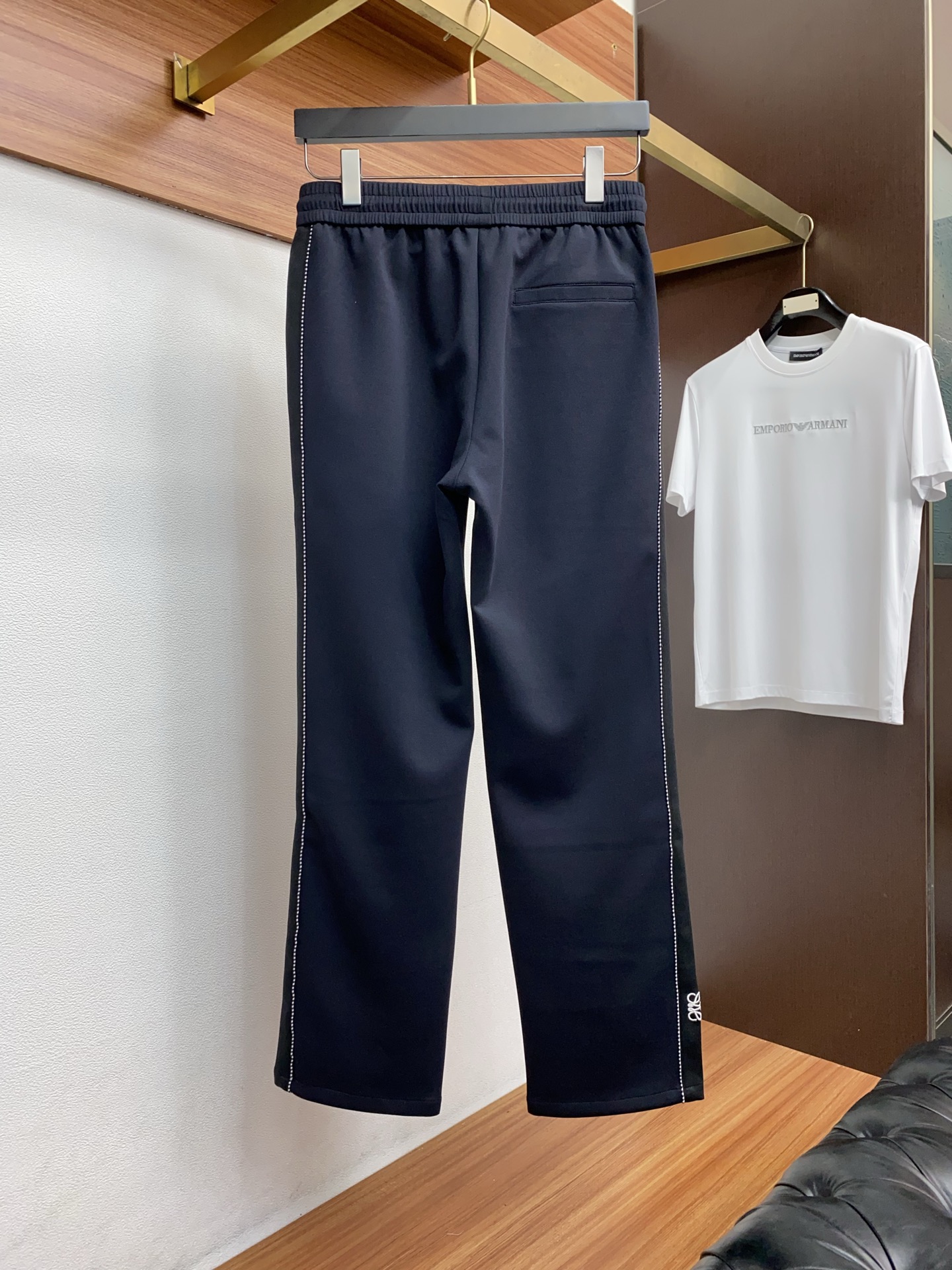 🌾 罗意威 专柜新品同步上市。原单订制高品质时尚休闲裤。超级百搭款。独家定制面料，手感细腻柔软，贴身舒适