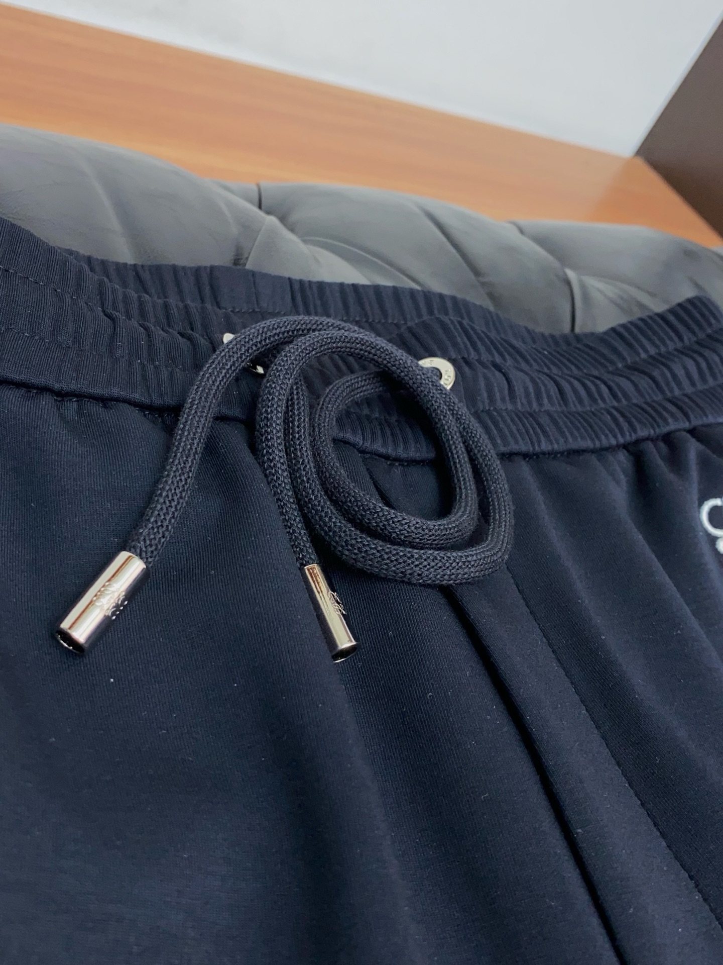 🌾 罗意威 专柜新品同步上市。原单订制高品质时尚休闲裤。超级百搭款。独家定制面料，手感细腻柔软，贴身舒适