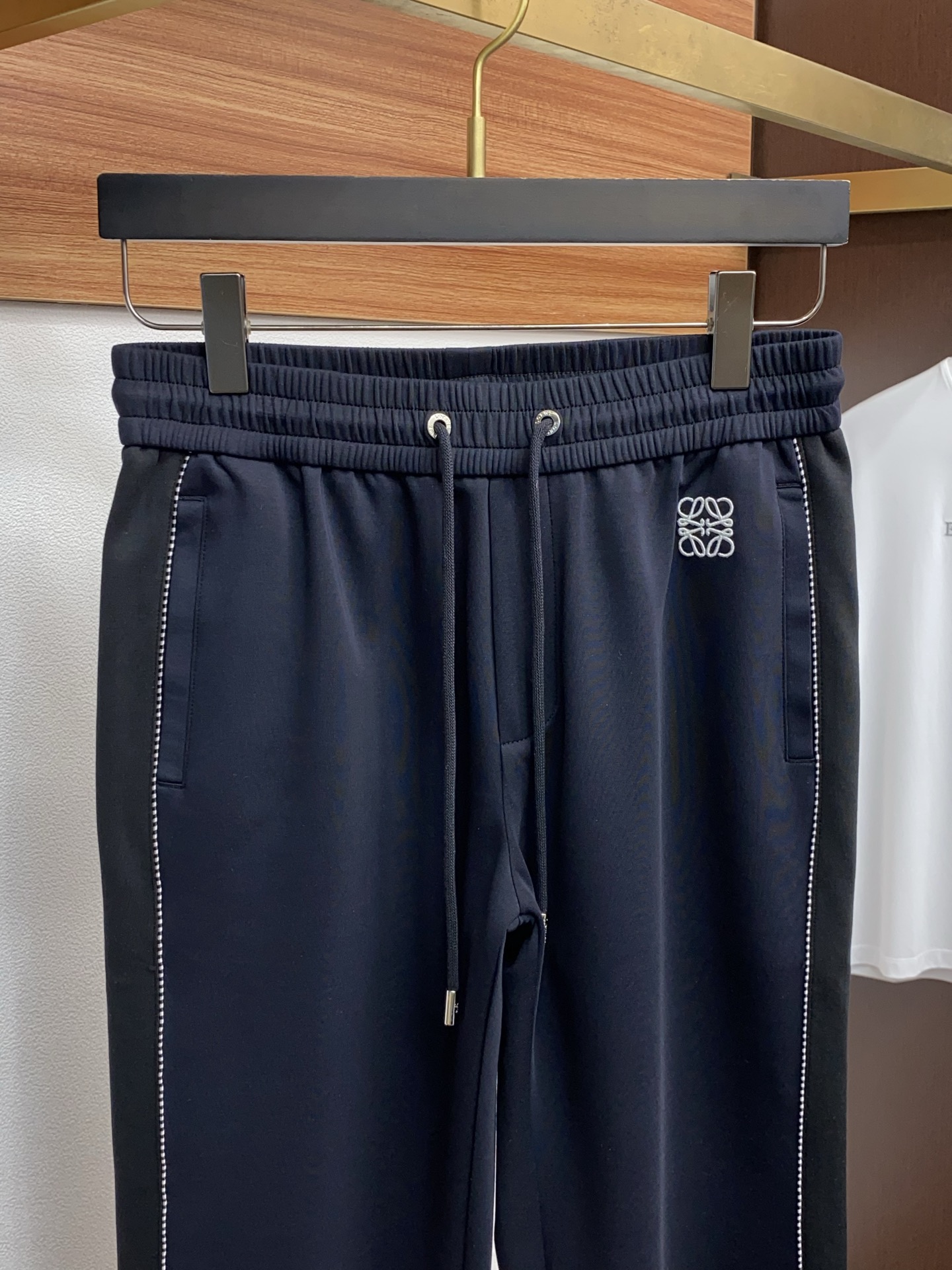 🌾 罗意威 专柜新品同步上市。原单订制高品质时尚休闲裤。超级百搭款。独家定制面料，手感细腻柔软，贴身舒适