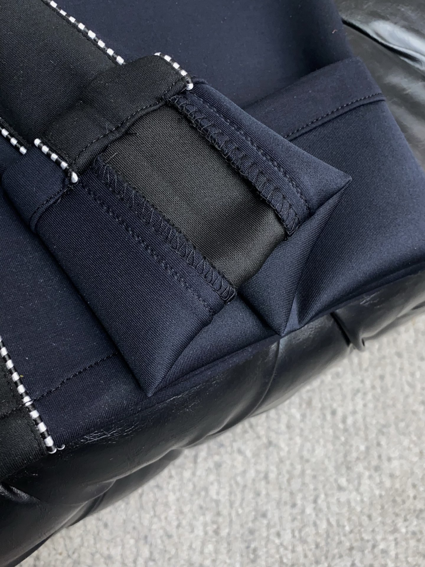 🌾 罗意威 专柜新品同步上市。原单订制高品质时尚休闲裤。超级百搭款。独家定制面料，手感细腻柔软，贴身舒适