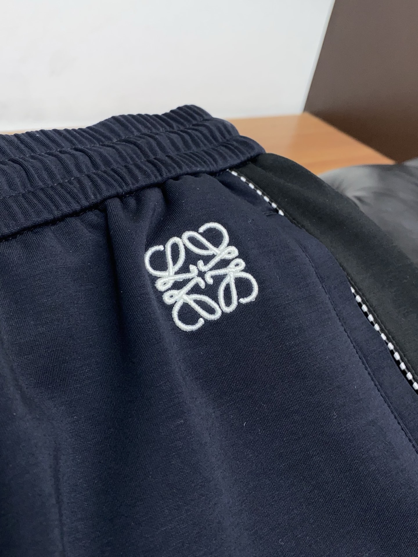 🌾 罗意威 专柜新品同步上市。原单订制高品质时尚休闲裤。超级百搭款。独家定制面料，手感细腻柔软，贴身舒适