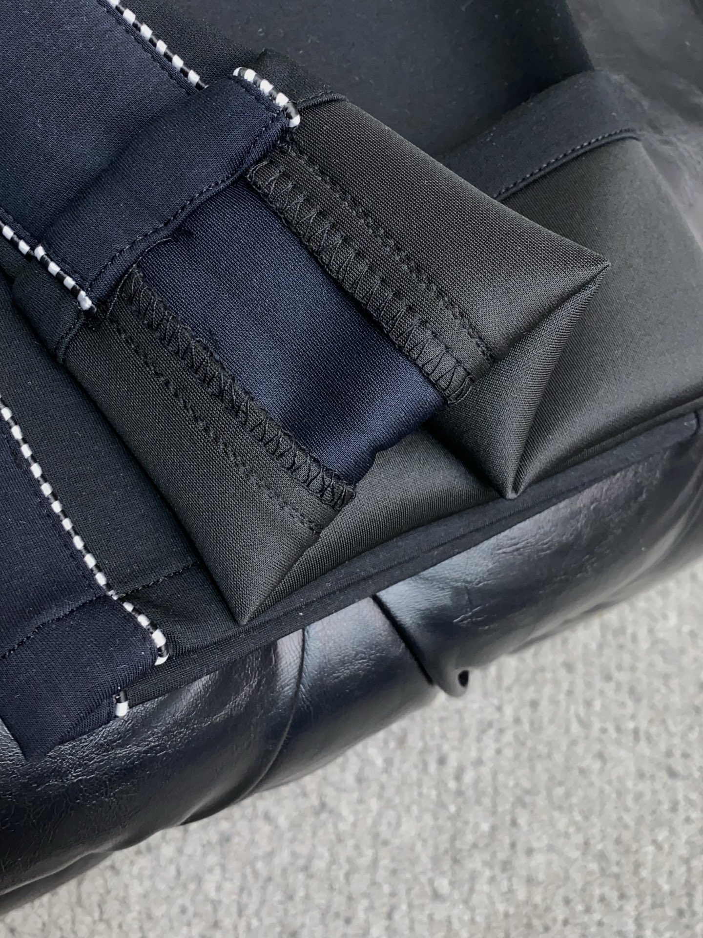 🌾 罗意威 专柜新品同步上市。原单订制高品质时尚休闲裤。超级百搭款。独家定制面料，手感细腻柔软，贴身舒适