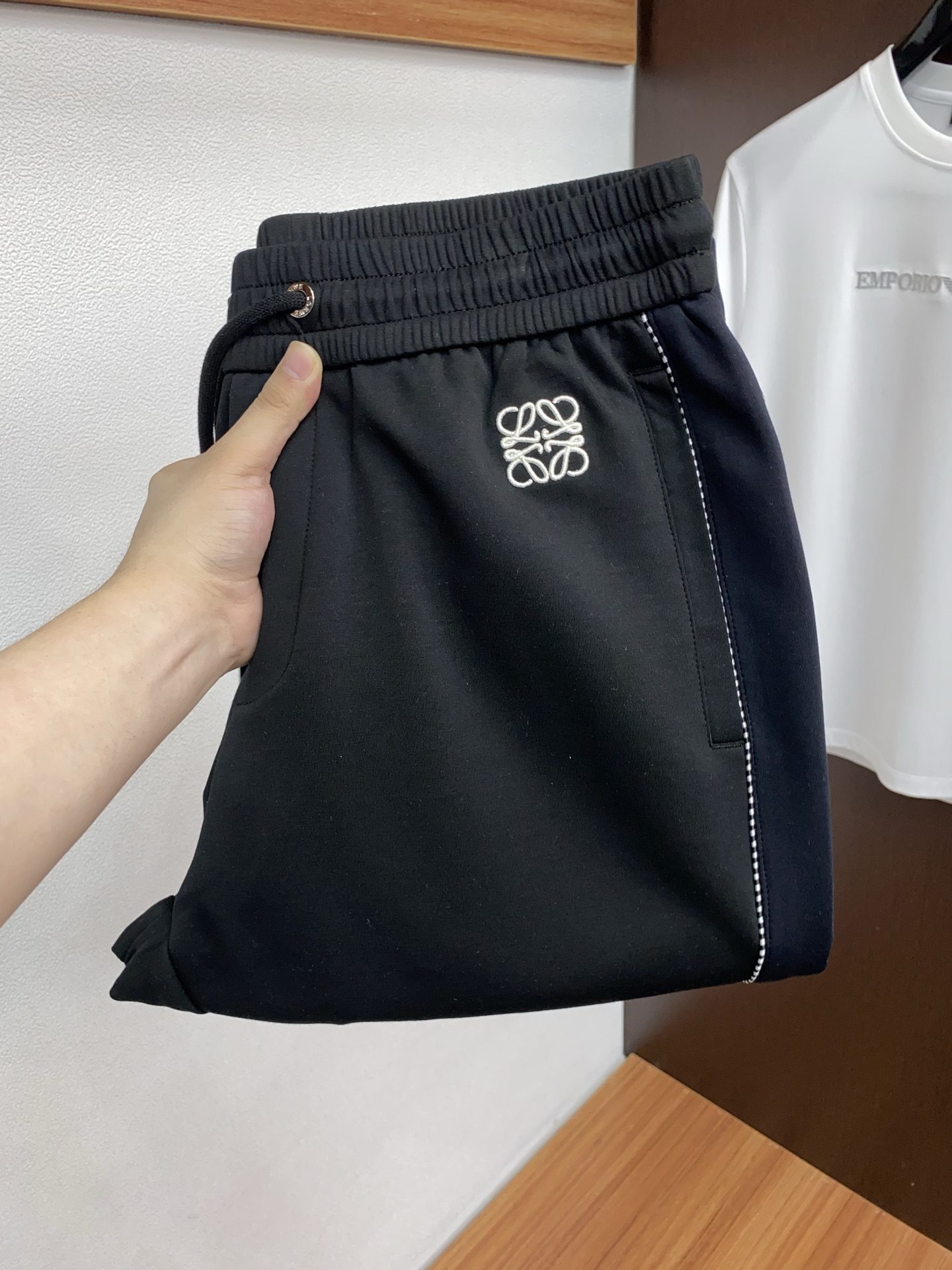 🌾 罗意威 专柜新品同步上市。原单订制高品质时尚休闲裤。超级百搭款。独家定制面料，手感细腻柔软，贴身舒适