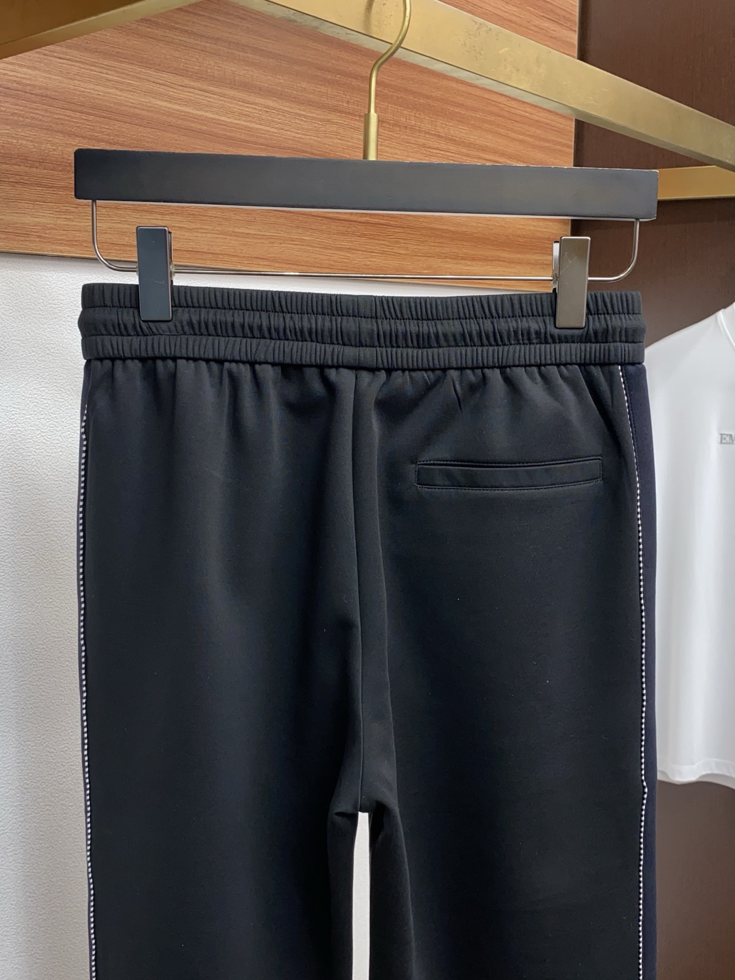 🌾 罗意威 专柜新品同步上市。原单订制高品质时尚休闲裤。超级百搭款。独家定制面料，手感细腻柔软，贴身舒适