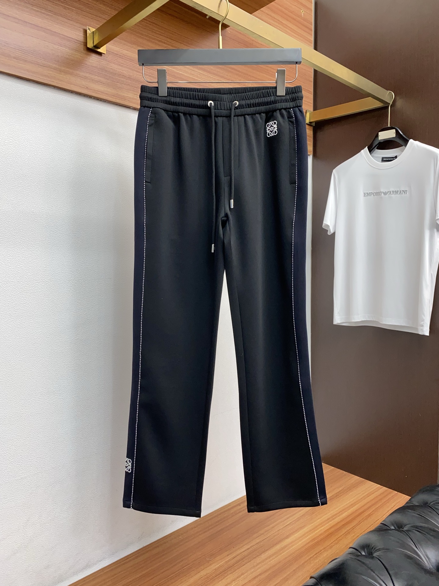 🌾 罗意威 专柜新品同步上市。原单订制高品质时尚休闲裤。超级百搭款。独家定制面料，手感细腻柔软，贴身舒适