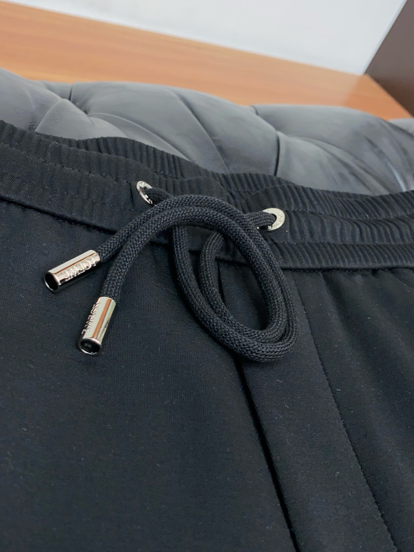 🌾 罗意威 专柜新品同步上市。原单订制高品质时尚休闲裤。超级百搭款。独家定制面料，手感细腻柔软，贴身舒适