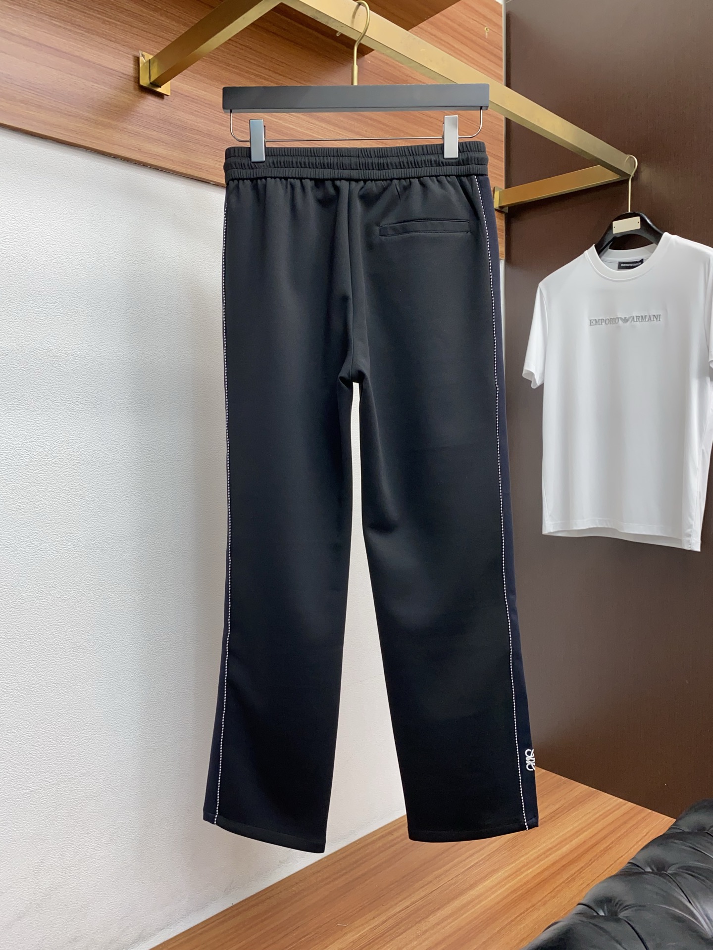 🌾 罗意威 专柜新品同步上市。原单订制高品质时尚休闲裤。超级百搭款。独家定制面料，手感细腻柔软，贴身舒适