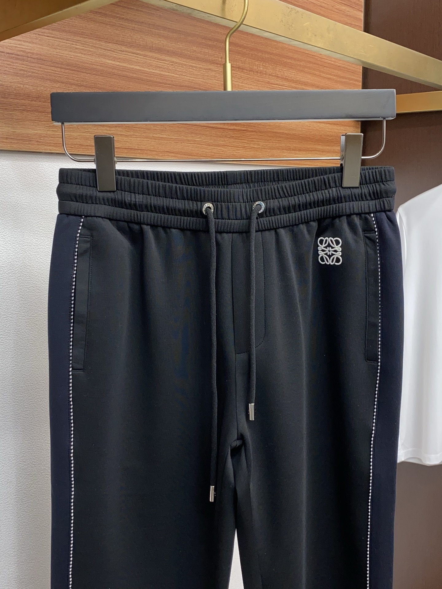 🌾 罗意威 专柜新品同步上市。原单订制高品质时尚休闲裤。超级百搭款。独家定制面料，手感细腻柔软，贴身舒适