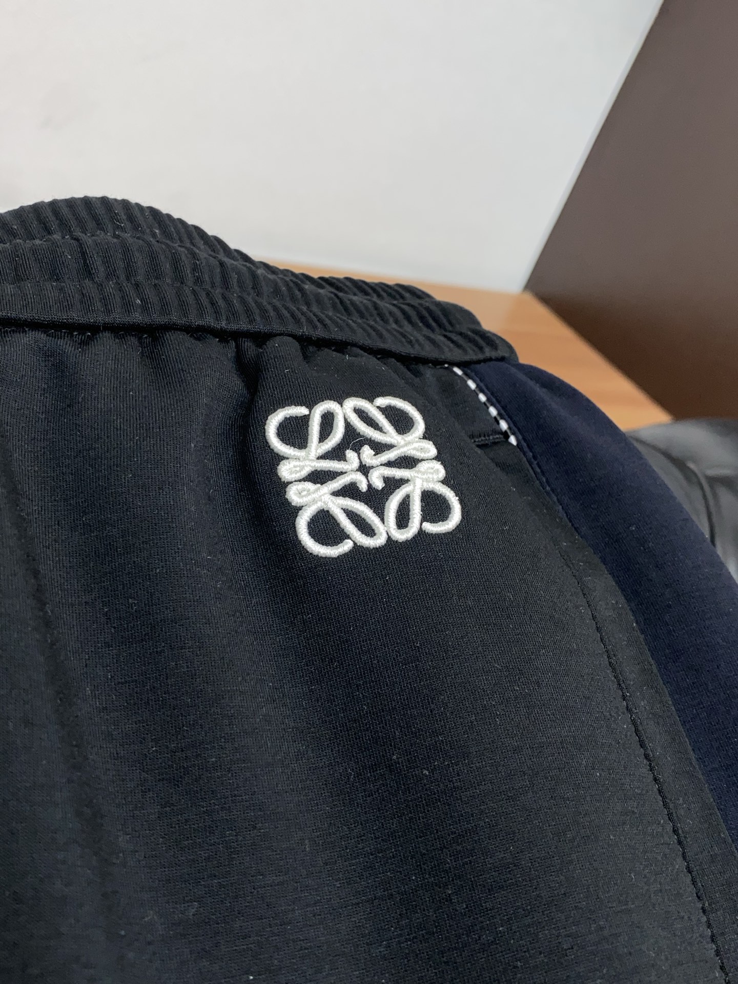 🌾 罗意威 专柜新品同步上市。原单订制高品质时尚休闲裤。超级百搭款。独家定制面料，手感细腻柔软，贴身舒适