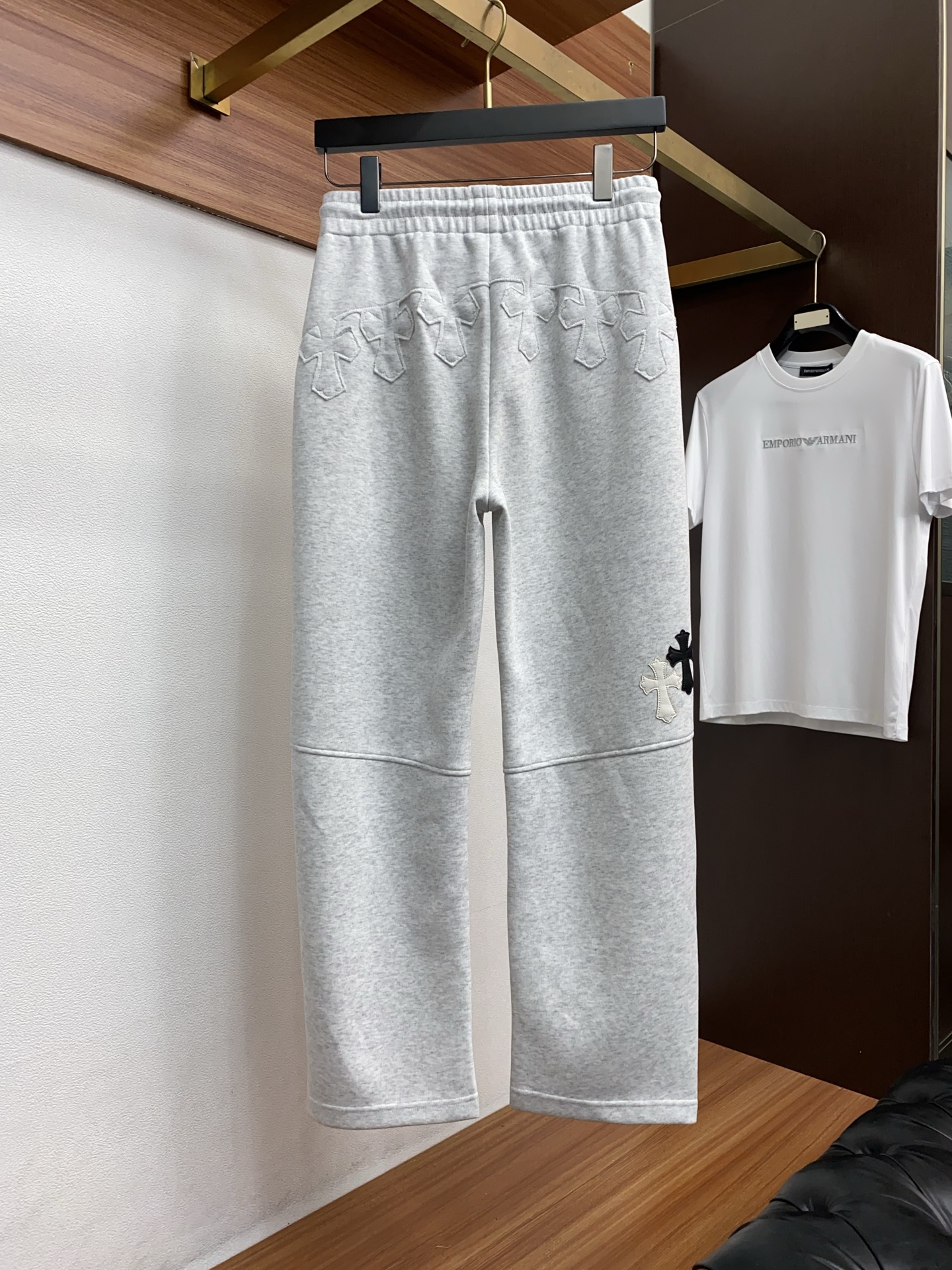 克罗心 专柜新品同步上市。原单订制高品质时尚休闲裤。超级百搭款。独家定制面料，手感细腻柔软，贴身舒适，上