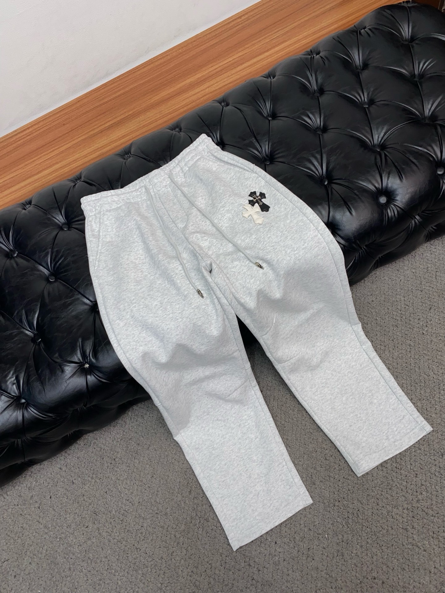 克罗心 专柜新品同步上市。原单订制高品质时尚休闲裤。超级百搭款。独家定制面料，手感细腻柔软，贴身舒适，上