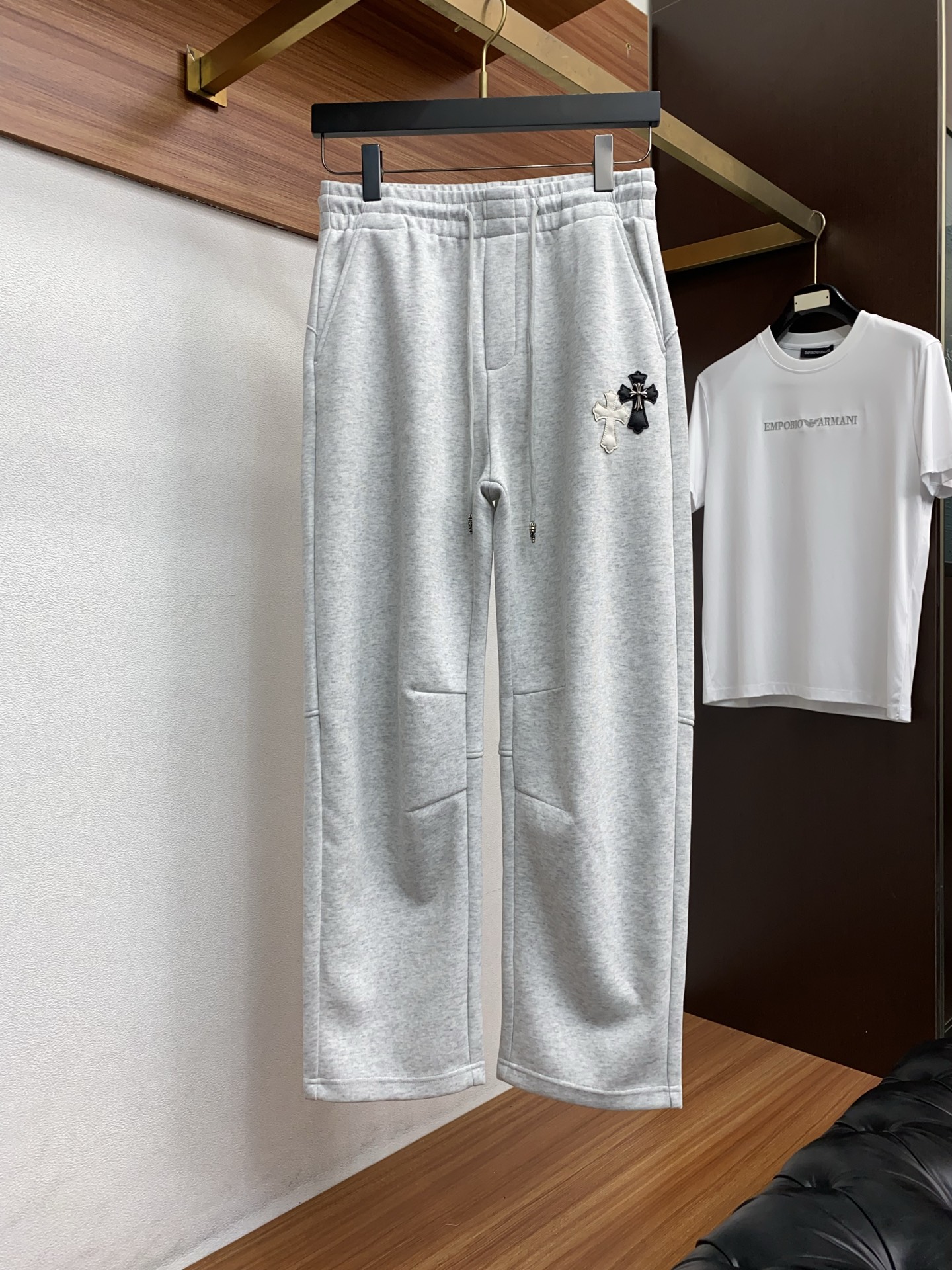 克罗心 专柜新品同步上市。原单订制高品质时尚休闲裤。超级百搭款。独家定制面料，手感细腻柔软，贴身舒适，上