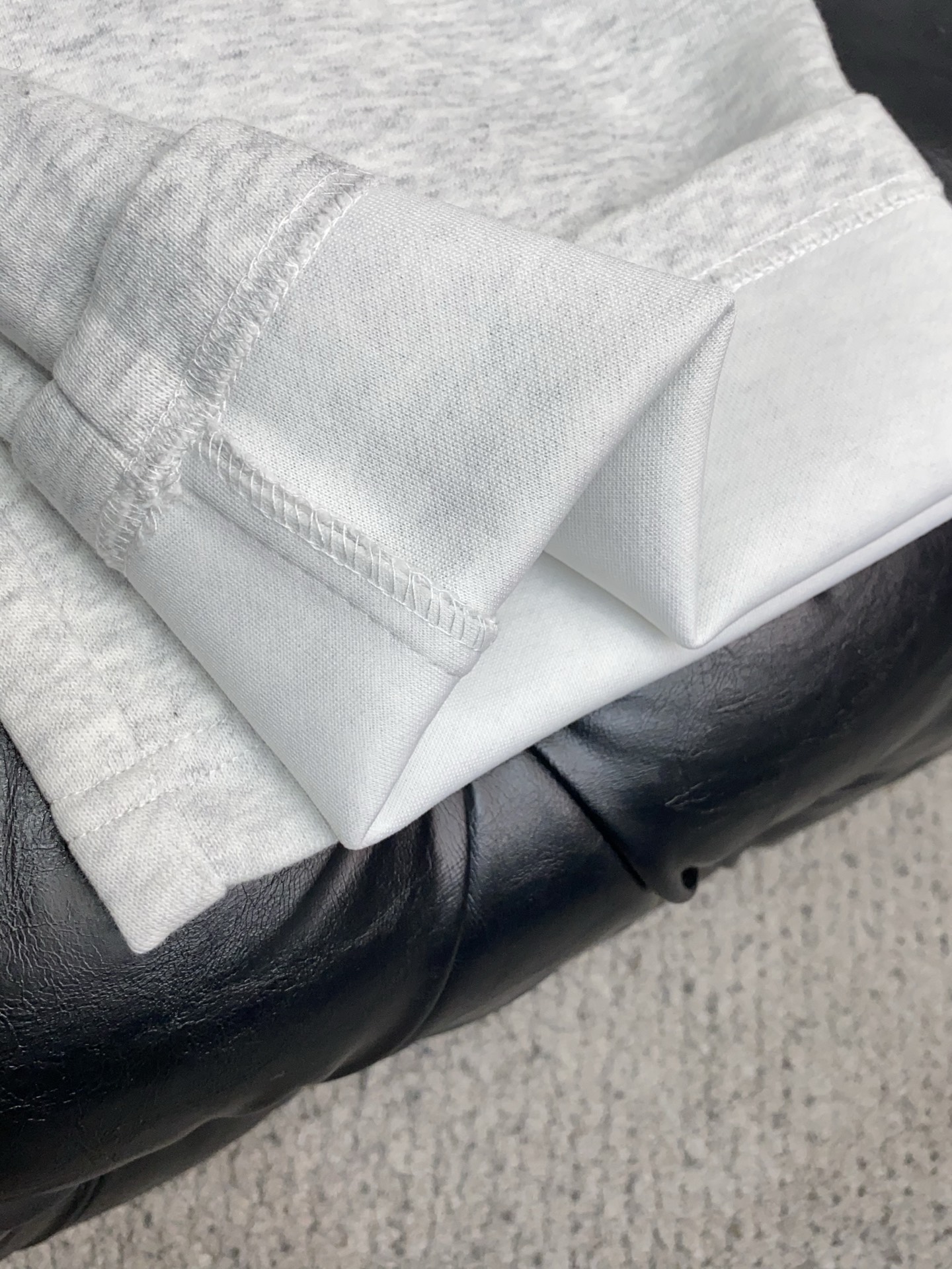 克罗心 专柜新品同步上市。原单订制高品质时尚休闲裤。超级百搭款。独家定制面料，手感细腻柔软，贴身舒适，上