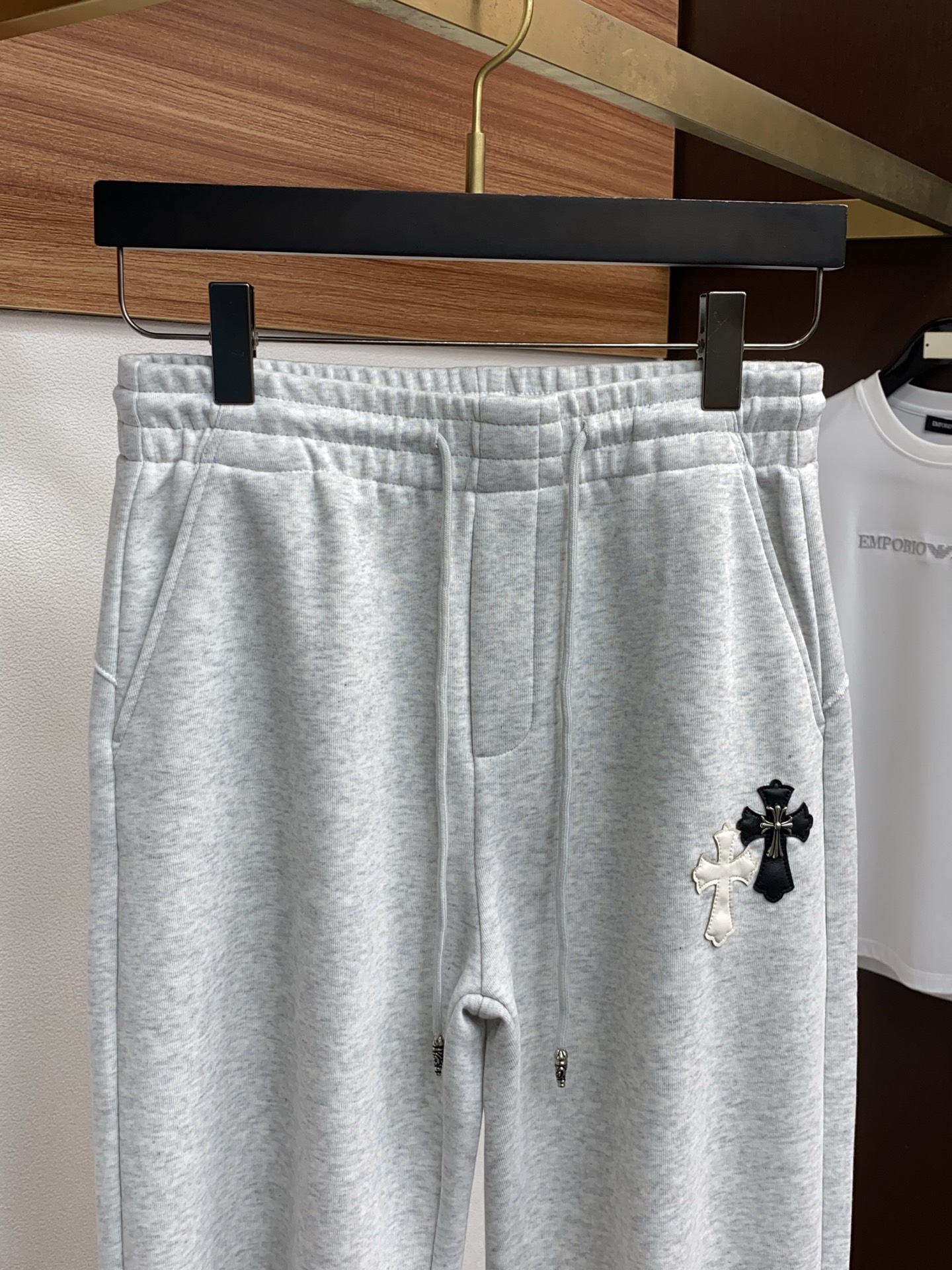 克罗心 专柜新品同步上市。原单订制高品质时尚休闲裤。超级百搭款。独家定制面料，手感细腻柔软，贴身舒适，上