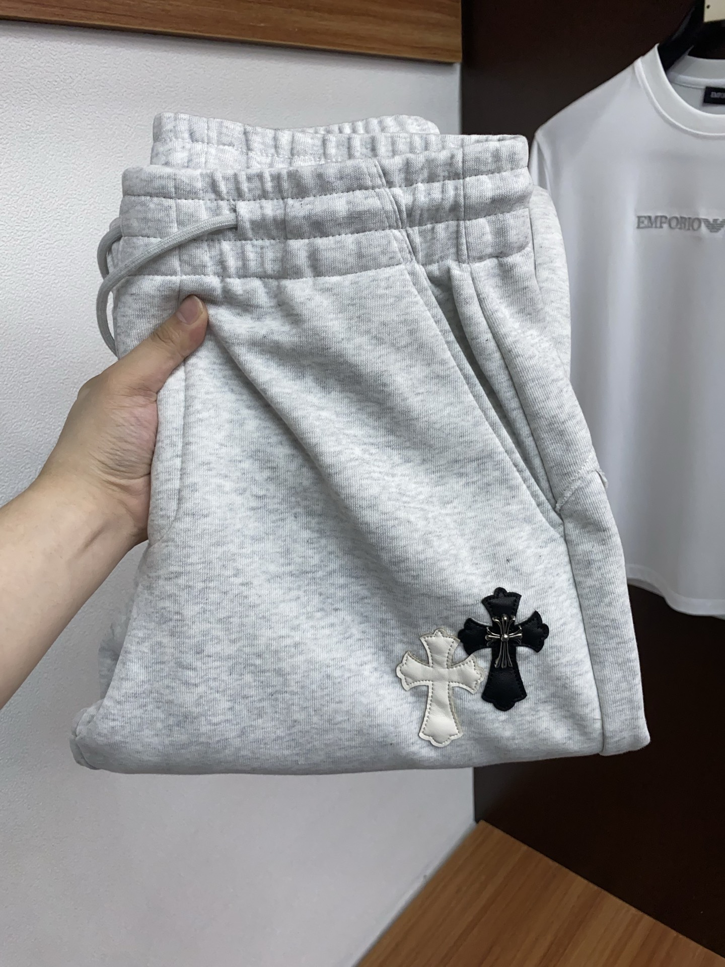 克罗心 专柜新品同步上市。原单订制高品质时尚休闲裤。超级百搭款。独家定制面料，手感细腻柔软，贴身舒适，上