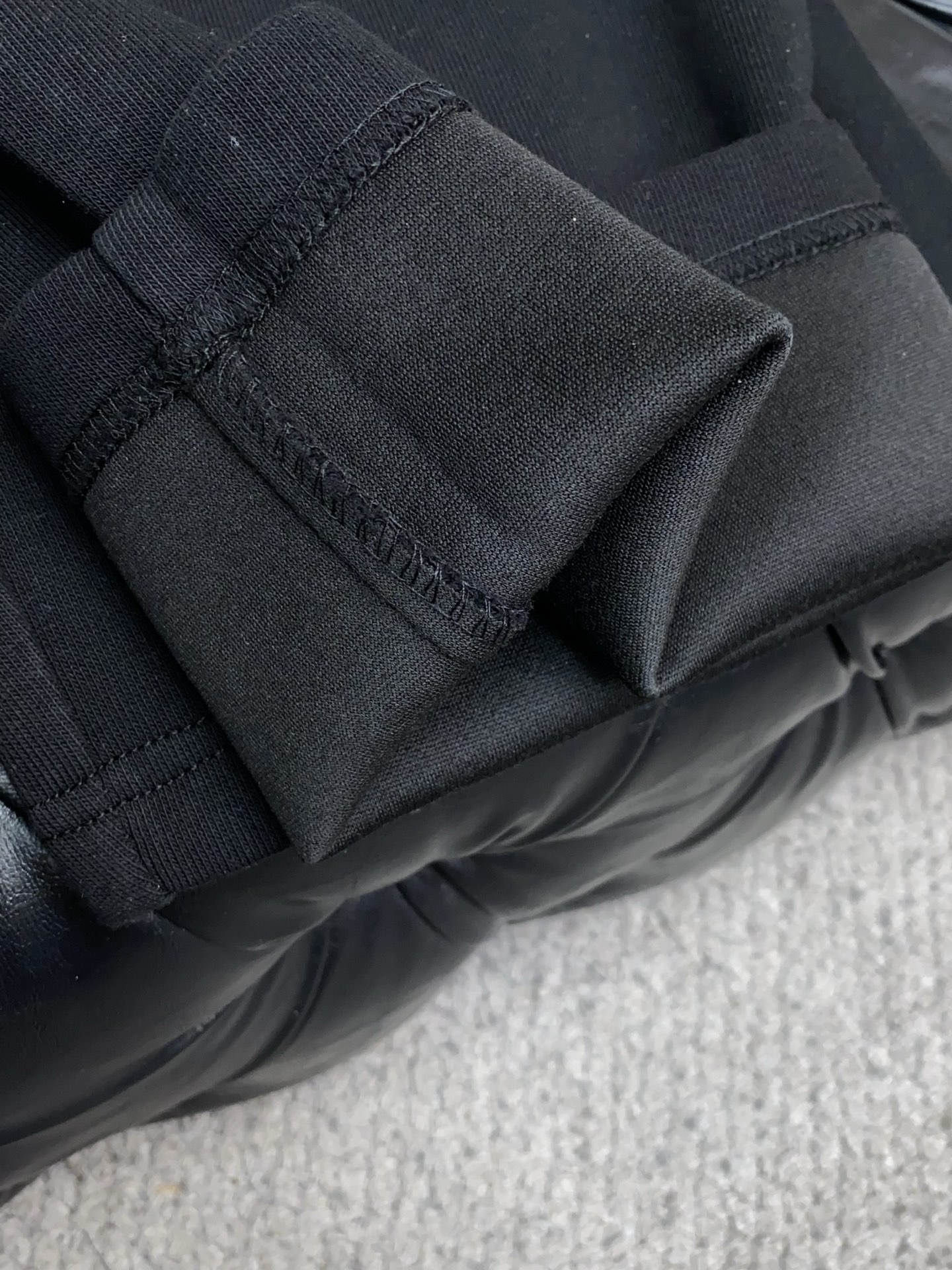 克罗心 专柜新品同步上市。原单订制高品质时尚休闲裤。超级百搭款。独家定制面料，手感细腻柔软，贴身舒适，上