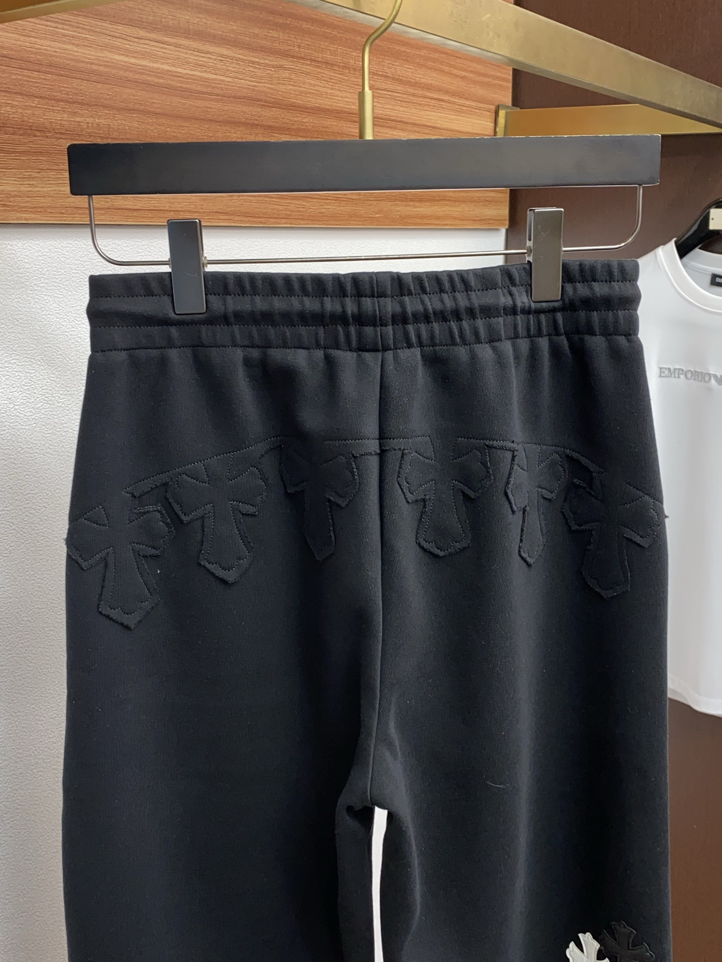 克罗心 专柜新品同步上市。原单订制高品质时尚休闲裤。超级百搭款。独家定制面料，手感细腻柔软，贴身舒适，上